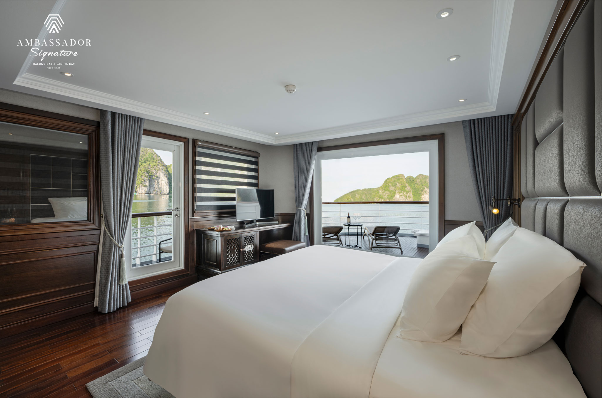 Hạng phòng Captain Suite 35m2 nằm ở đầu tàu tầng 2 là hạng phọng cao nhất trên du thuyền Ambassador 3