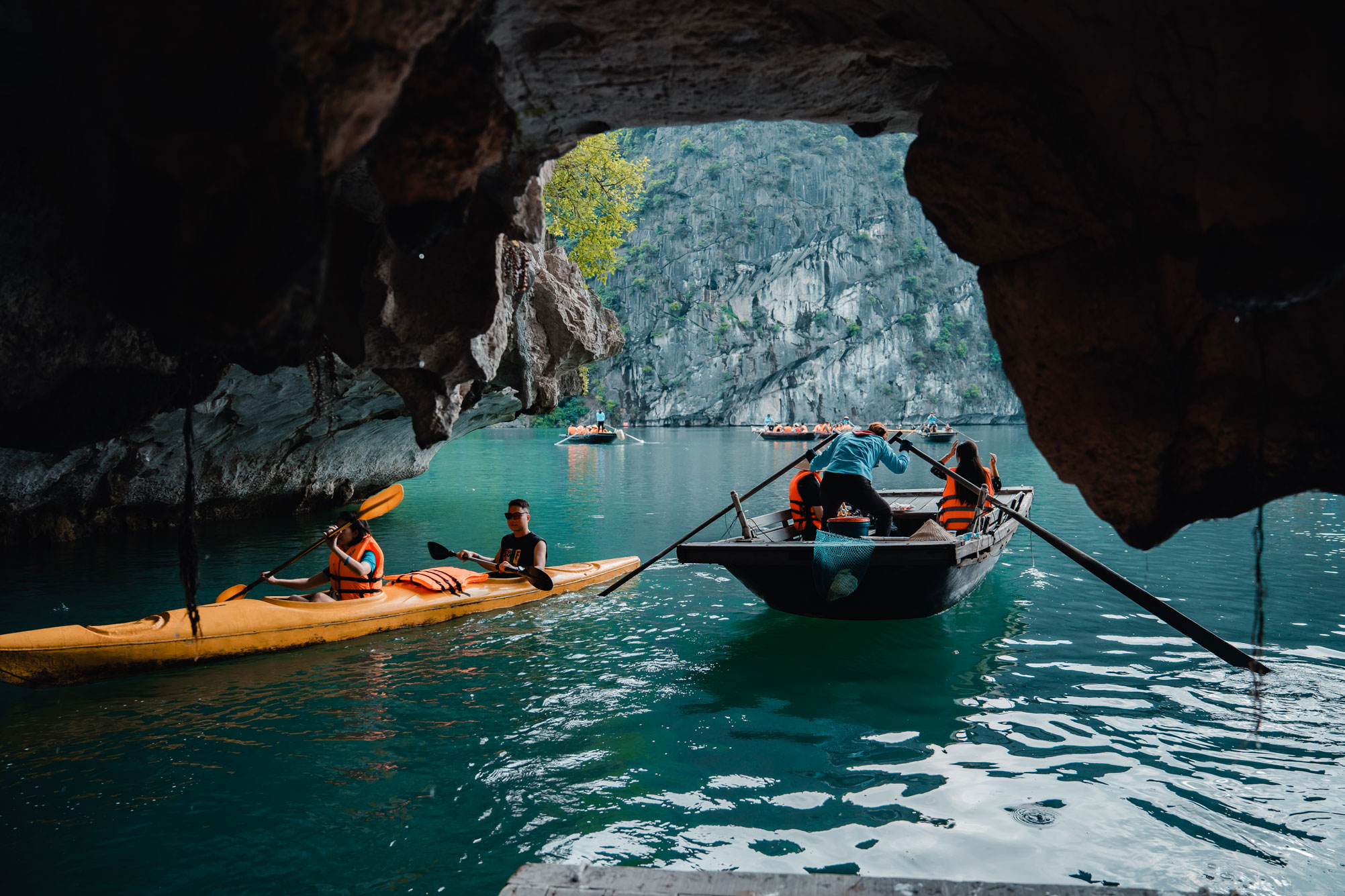 Du khách đi du thuyền Ambassador 3 có thể lựa chọn thuyền nan hoặc chèo kayak khám phá hang Sáng Tối