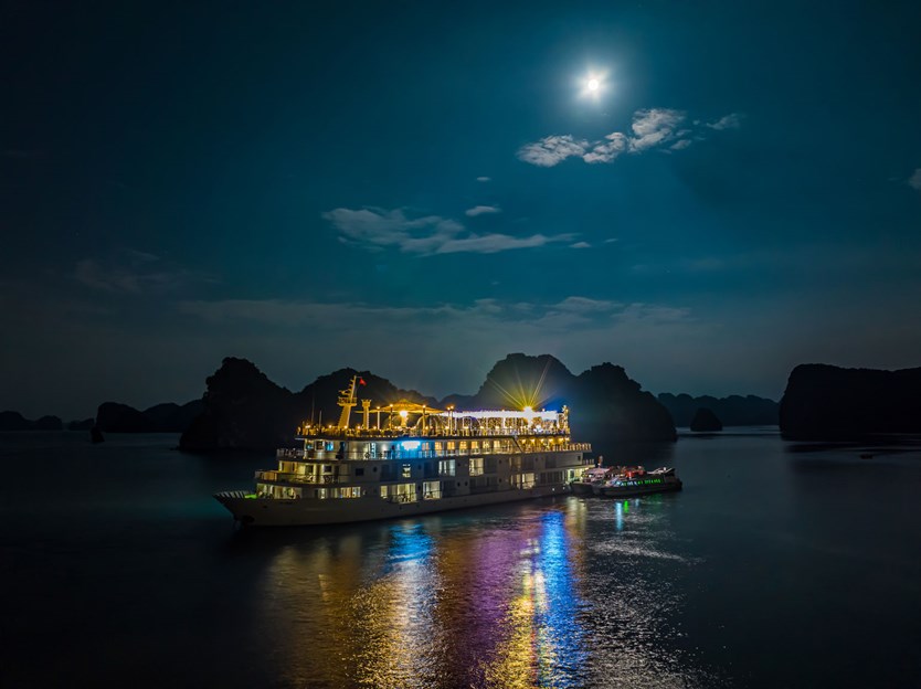 Du thuyền Ambassador Signature 5 sao vịnh Lan Hạ