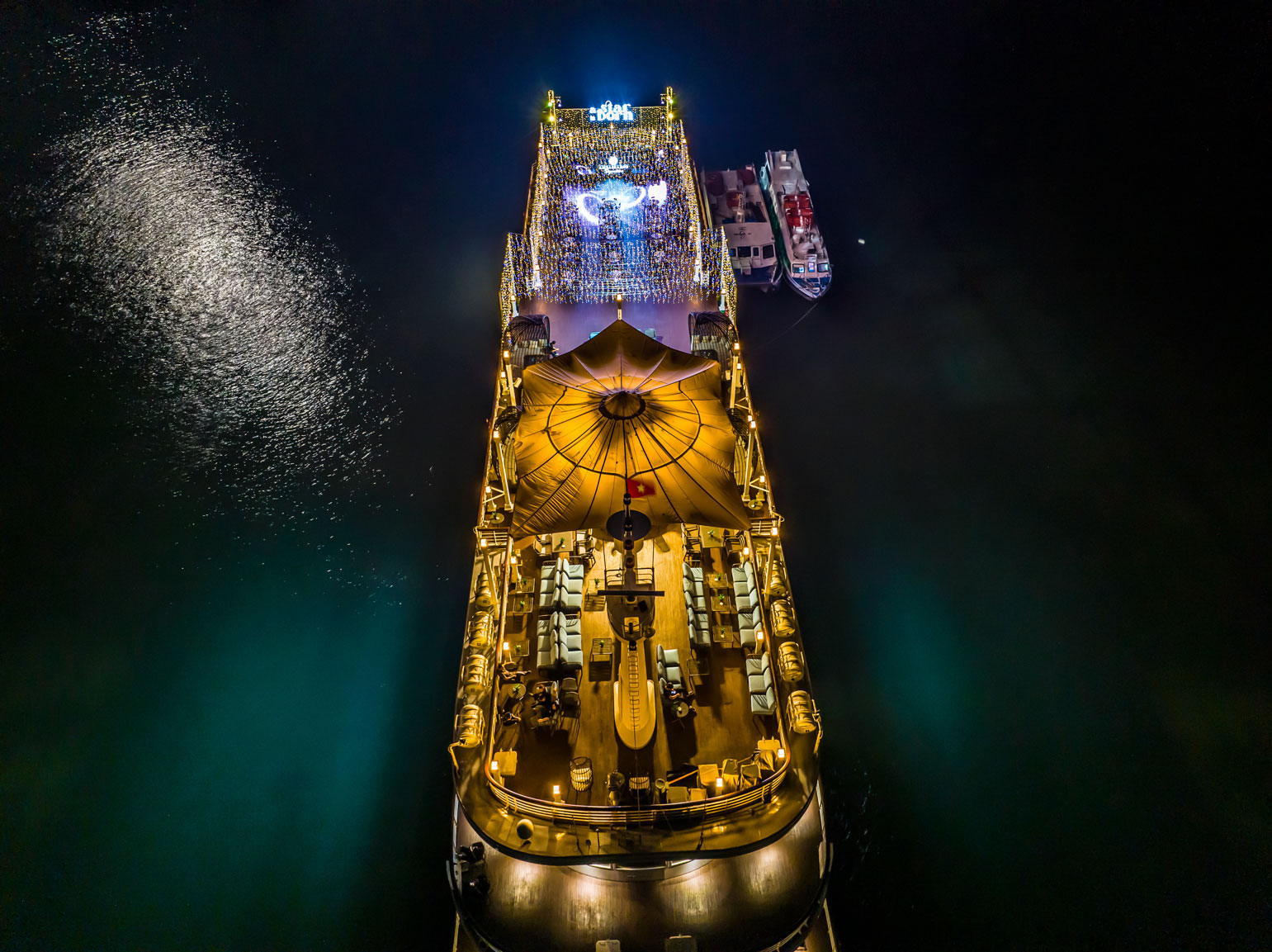 Du thuyền Ambassador Signature 5 sao vịnh Lan Hạ 8 Sundeck du thuyền Ambassador Signature là không gian lý tưởng để tổ chức gala dinner và các sự kiện đẳng cấp