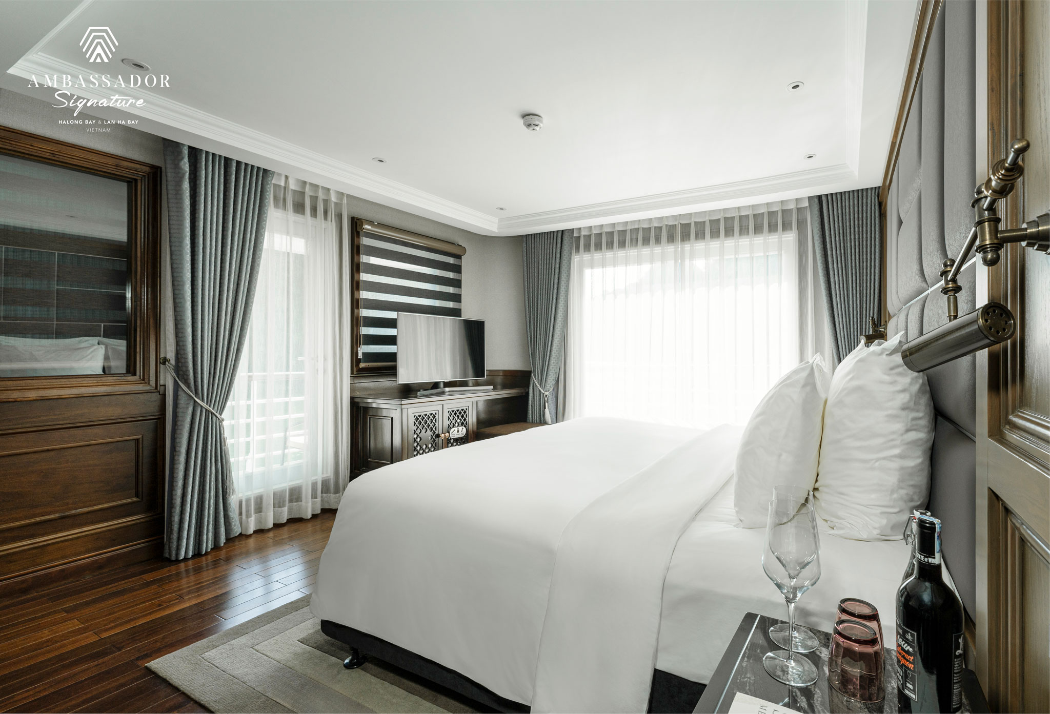 Du thuyền Ambassador Signature 5 sao vịnh Lan Hạ 13 Hạng phòng Ambassador Balcony Suite trên Du thuyền Ambassador Signature có ban công riêng rộng rãi đuôi tàu tầng 2 và bồn tắm trong phòng