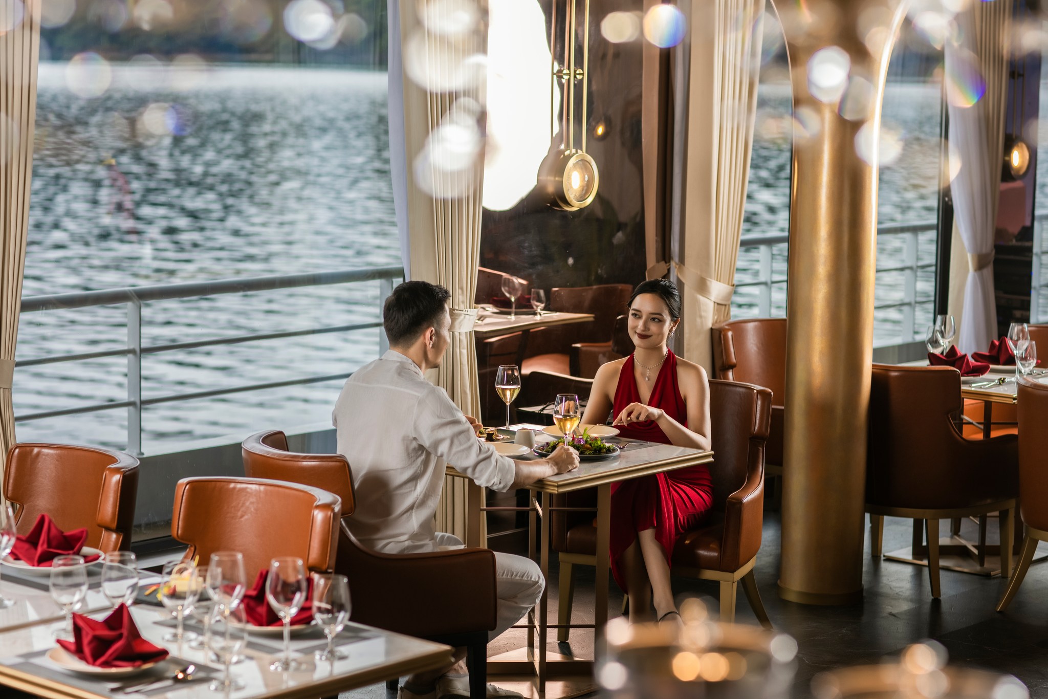 Du khách thưởng thức bữa tối sang chảnh theo phong cách quý tộc trên Du thuyền 5* Sea Stars cruise vịnh Hạ Long