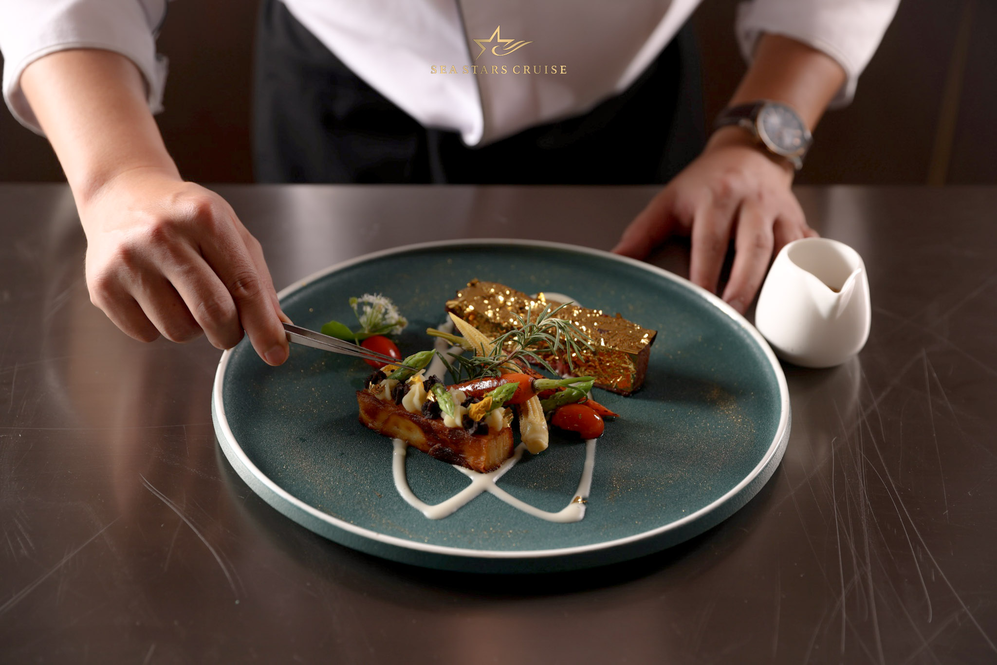 Thưởng thức ẩm thực thượng lưu bò Wagyu dát vàng trên du thuyền 5* vịnh Hạ Long