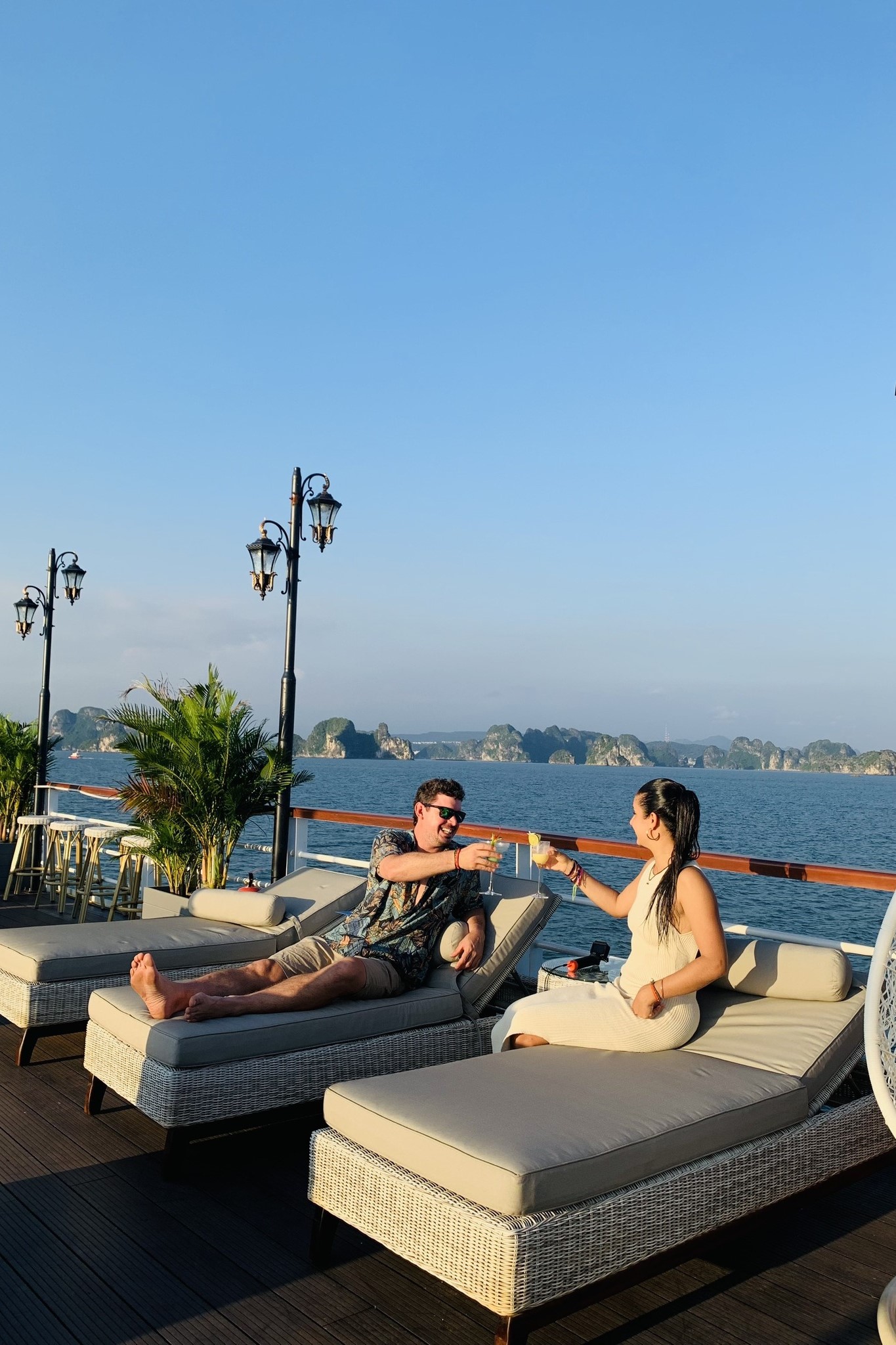 Du khách thưởng thức đồ uống trên sundeck du thuyền Iris cruise ngắm cảnh vịnh Hạ Long