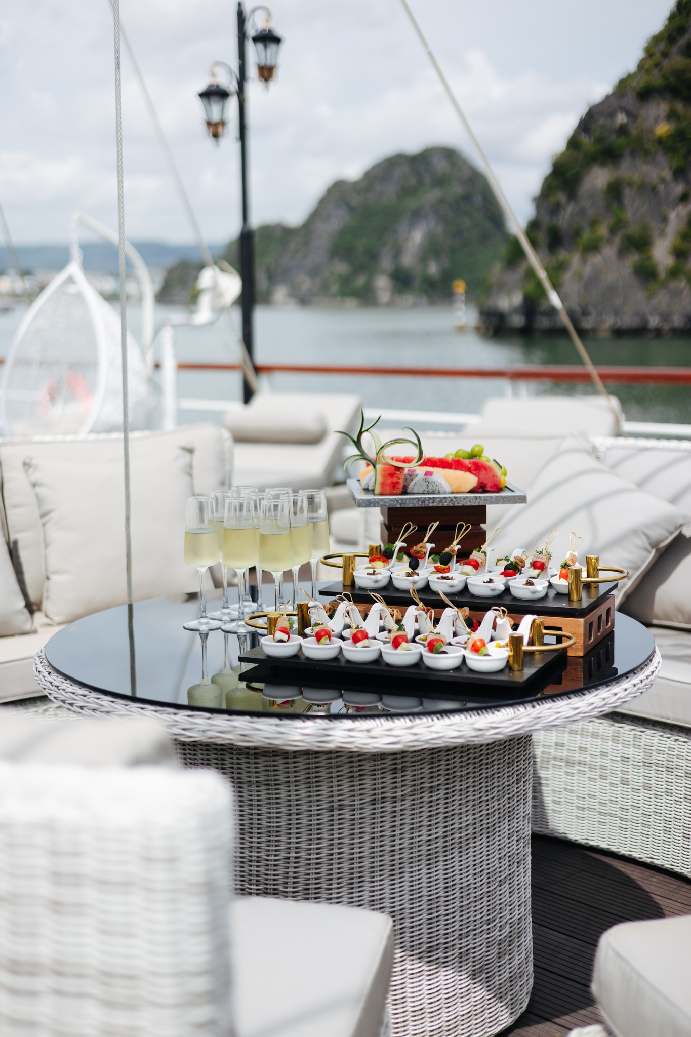 TIệc trà chiều canapes trên sundeck du thuyền Iris cruise Hạ Long