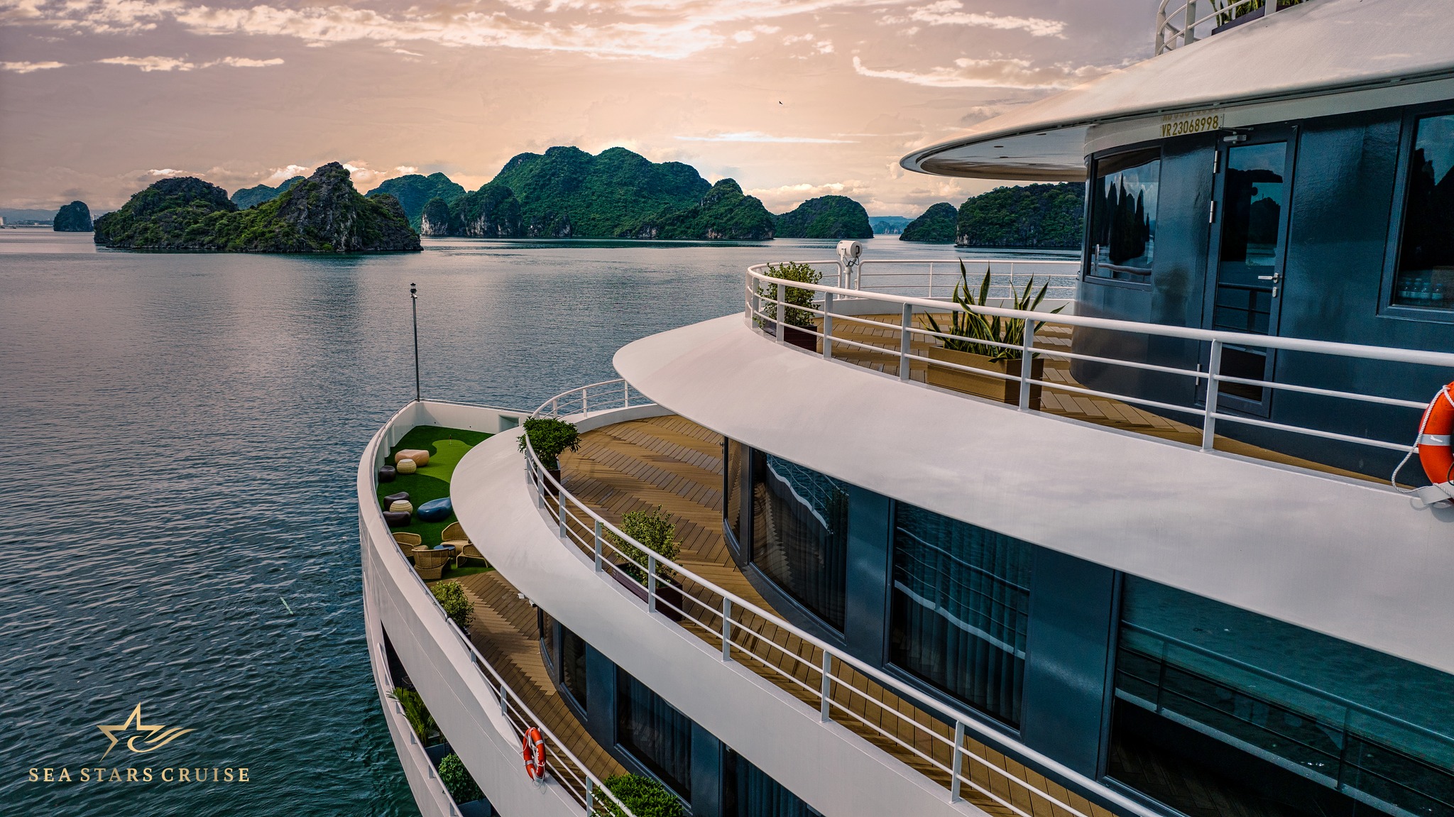 Sân mini golf nằm ở mũi tàu Du thuyền Sea Stars cruise vịnh Hạ Long