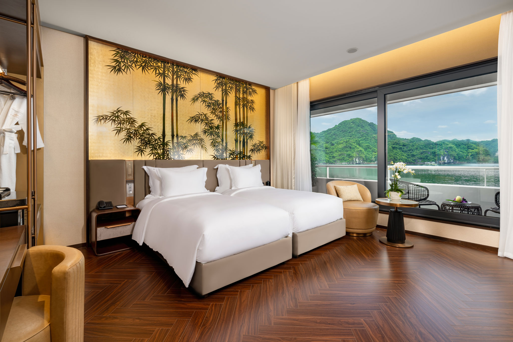 Du thuyền Sea Stars Hạ Long đẳng cấp thượng lưu 14 Hạng phòng Executive có diện tích 36m2 tầng 1 Du thuyền 5* Sea Stars cruise có diện tích lớn hơn hạng Deluxe một chút