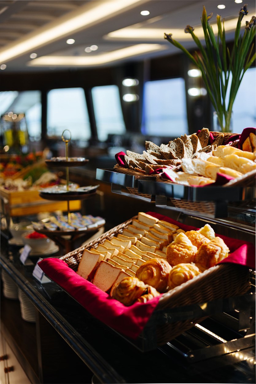 Du thuyền Iris cruise tour Hạ Long 6h trong ngày