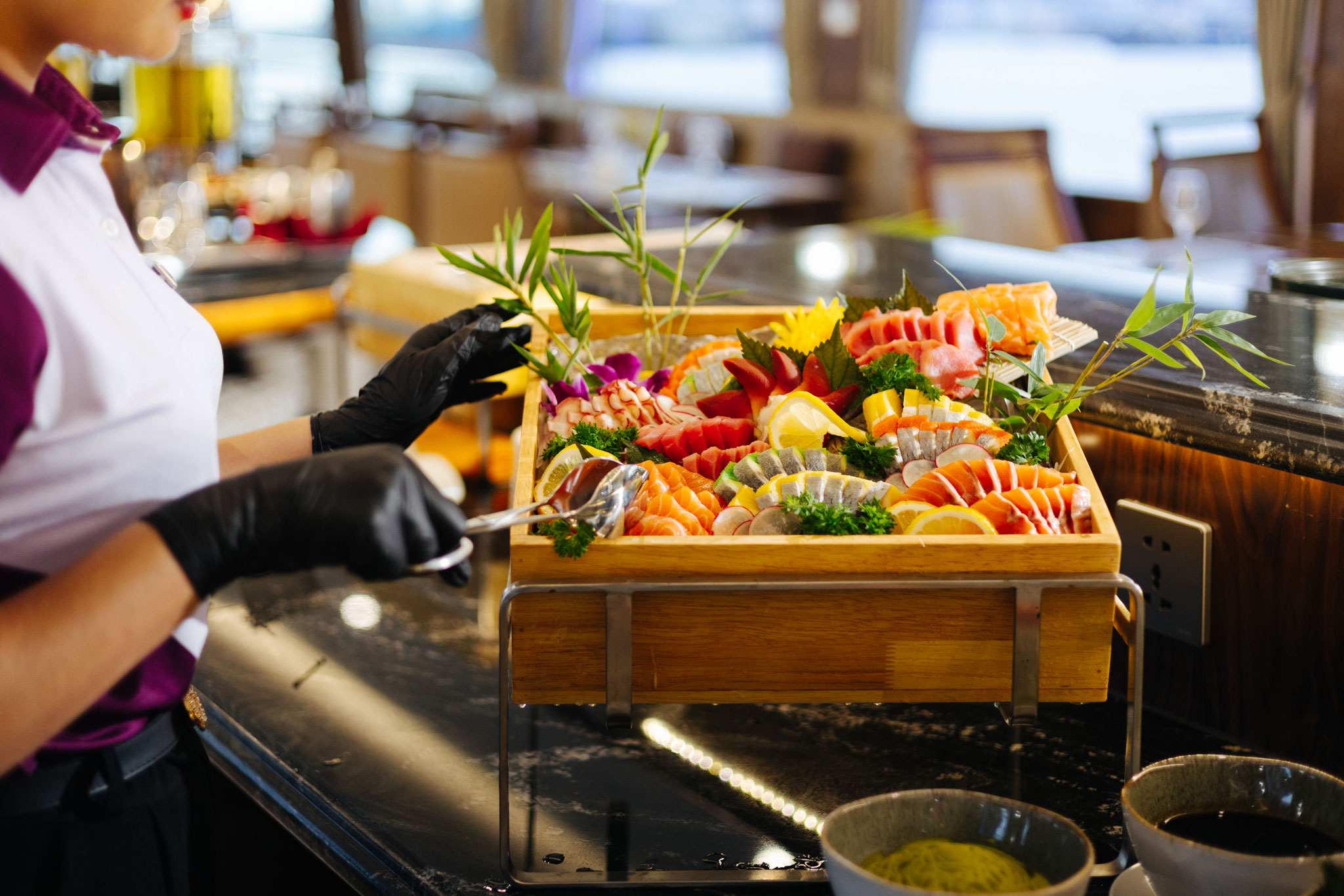 Hải sản tươi sống trên du thuyền Iris cruise Hạ Long gây ấn tượng mạnh với du khách