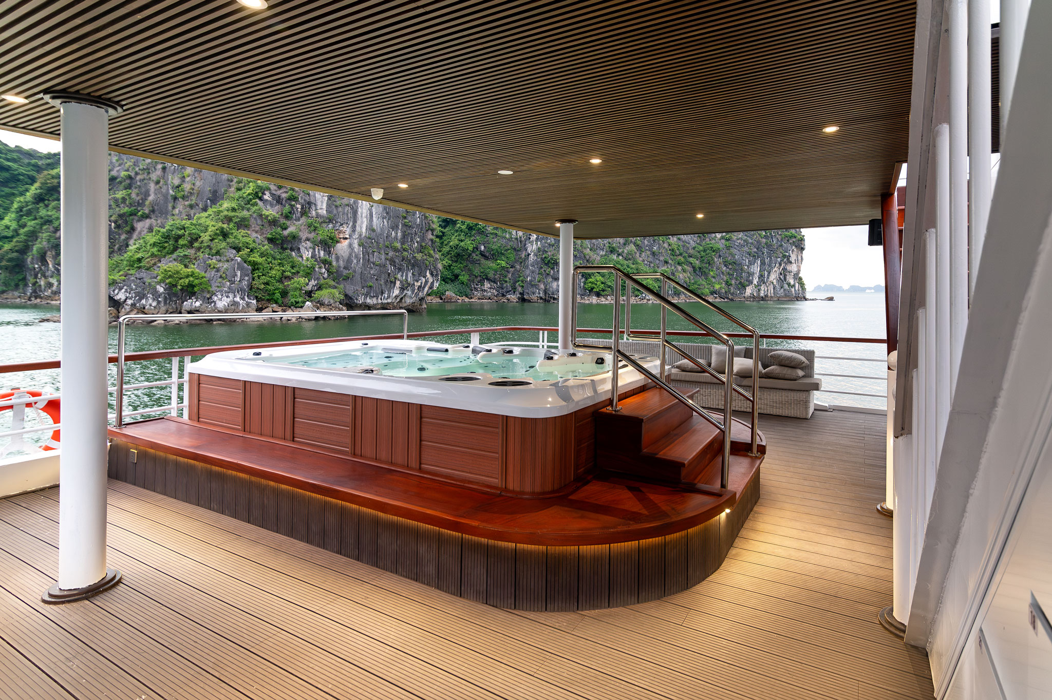 Bể sục ngoài trời view vịnh Hạ Long trên du thuyền Iris cruise