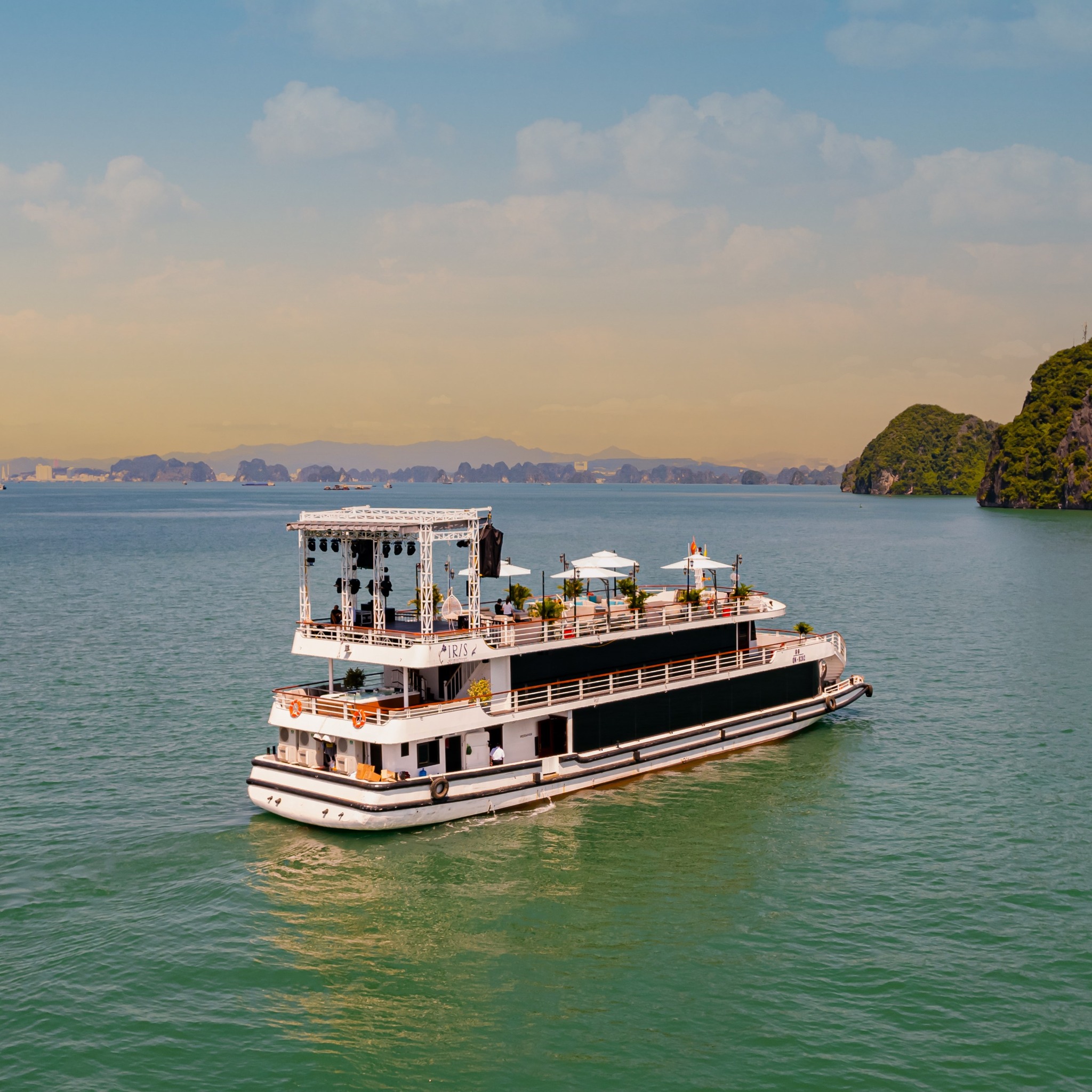 Sân khấu chuyên nghiệp trên sundeck du thuyền trong ngày Iris cruise