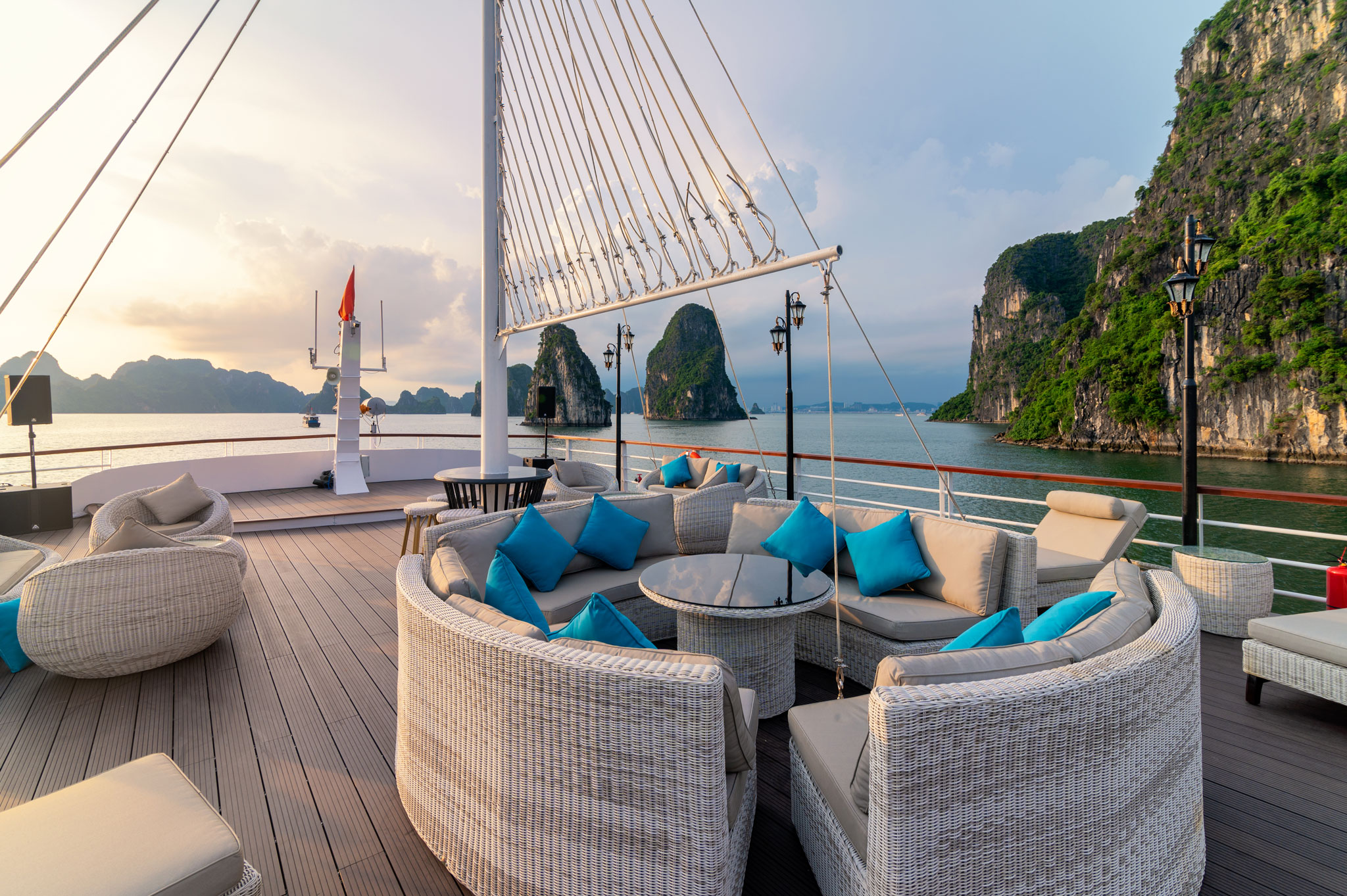 Sundeck du thuyền Iris cruise Hạ Long được thiết kế rất sang trọng với nhiều góc check in sống ảo