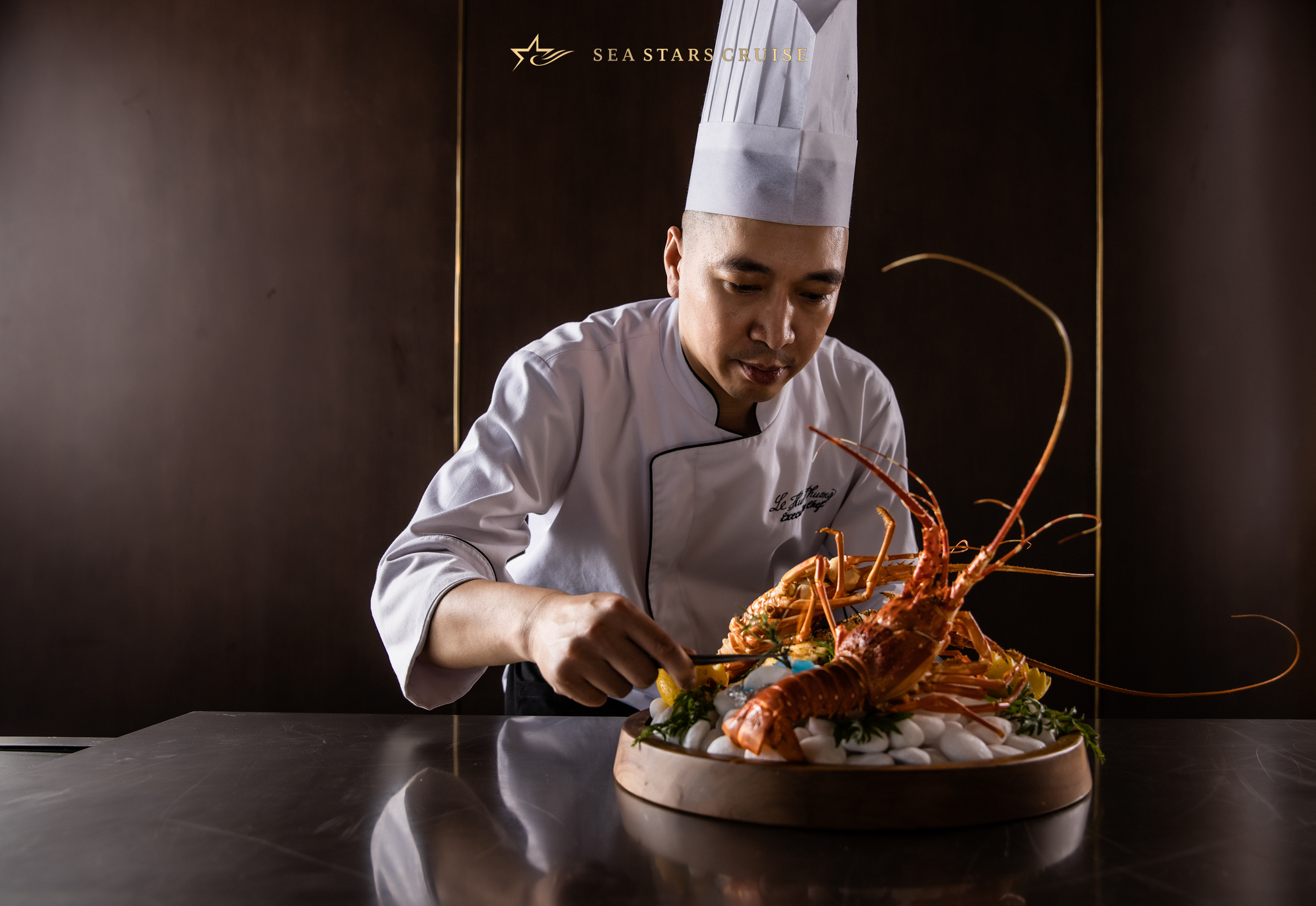 Du thuyền Sea Stars cruise 6* vịnh Hạ Long phục vụ tôm hùm cho thực khách