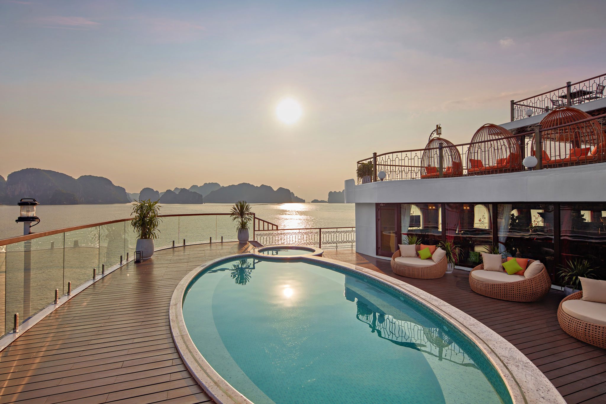 Bể bơi 4 mùa ngoài trời trên Du thuyền 5* Indochine Premium Hạ Long có hình dáng như 1 viên ngọc trai