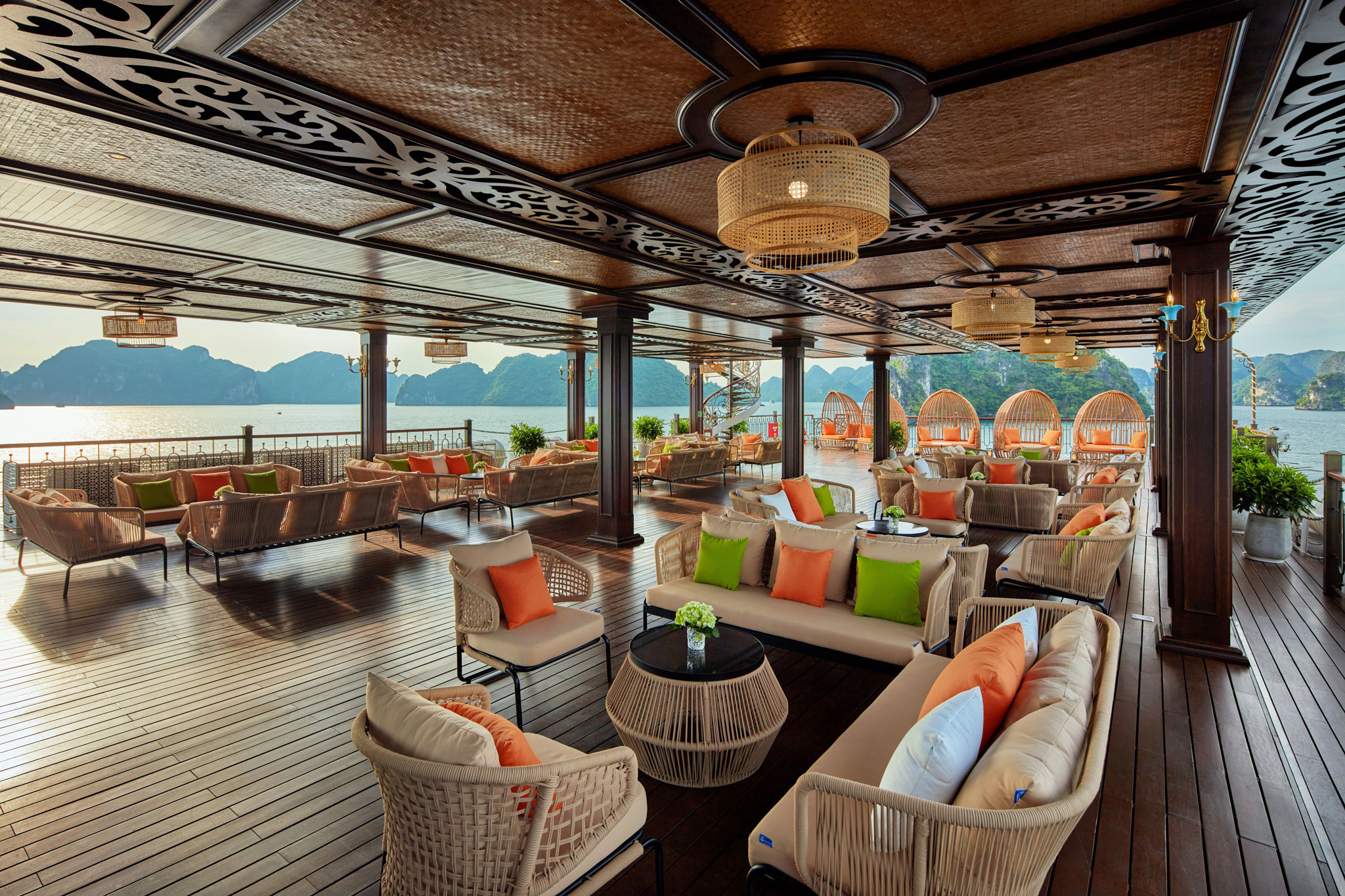 Indochine Hạ Long là du thuyền 5* du nhất sở hữu Sky lounge trên sundeck có mái che thích hợp cho các tiệc cocktail, bữa ăn ngoài trời trong mọi điều kiện thời tiết