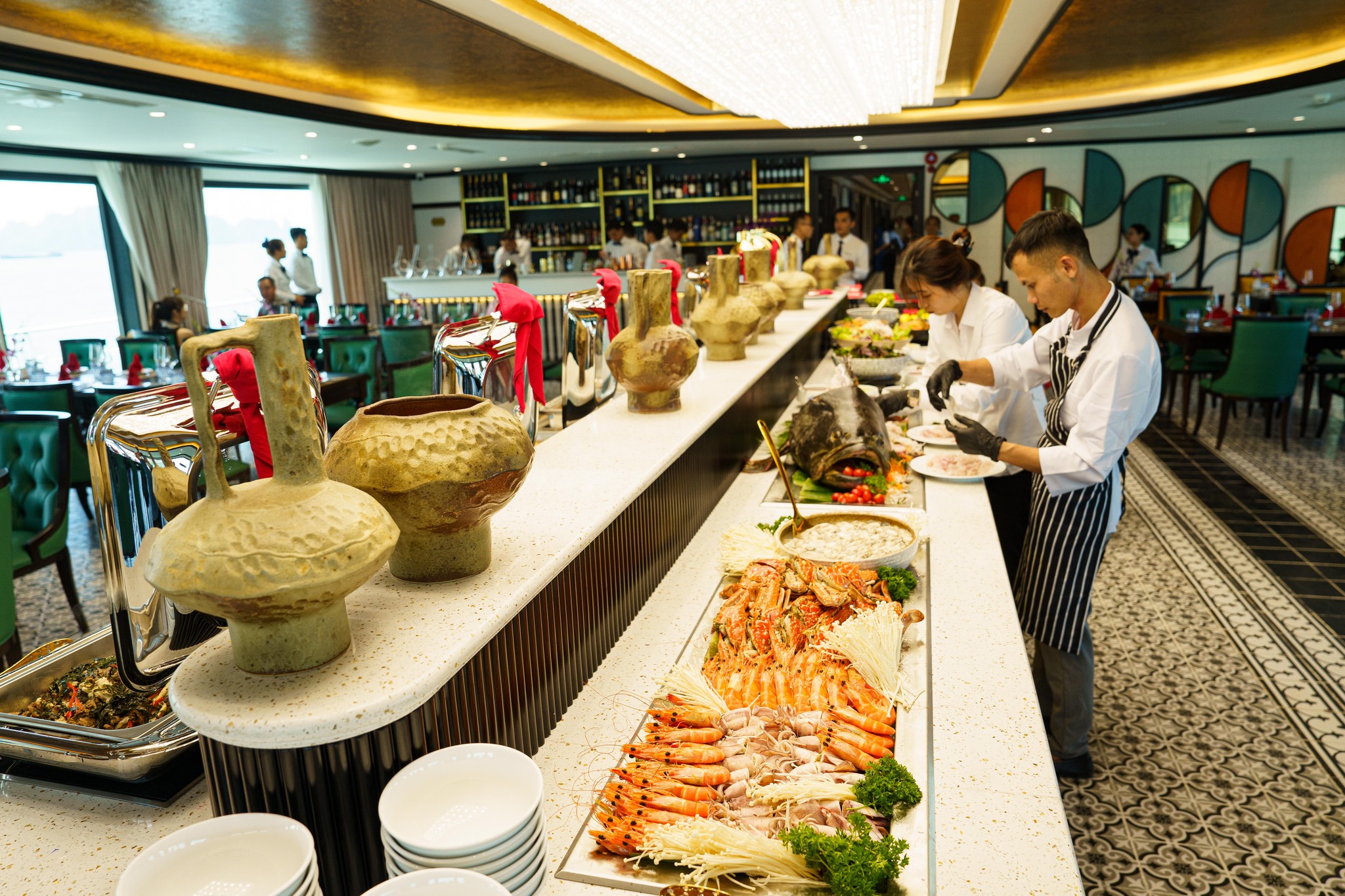 Du thuyền Catherine cruise Hạ Long phục vụ lẩu và sashimi với hải sản tươi sống