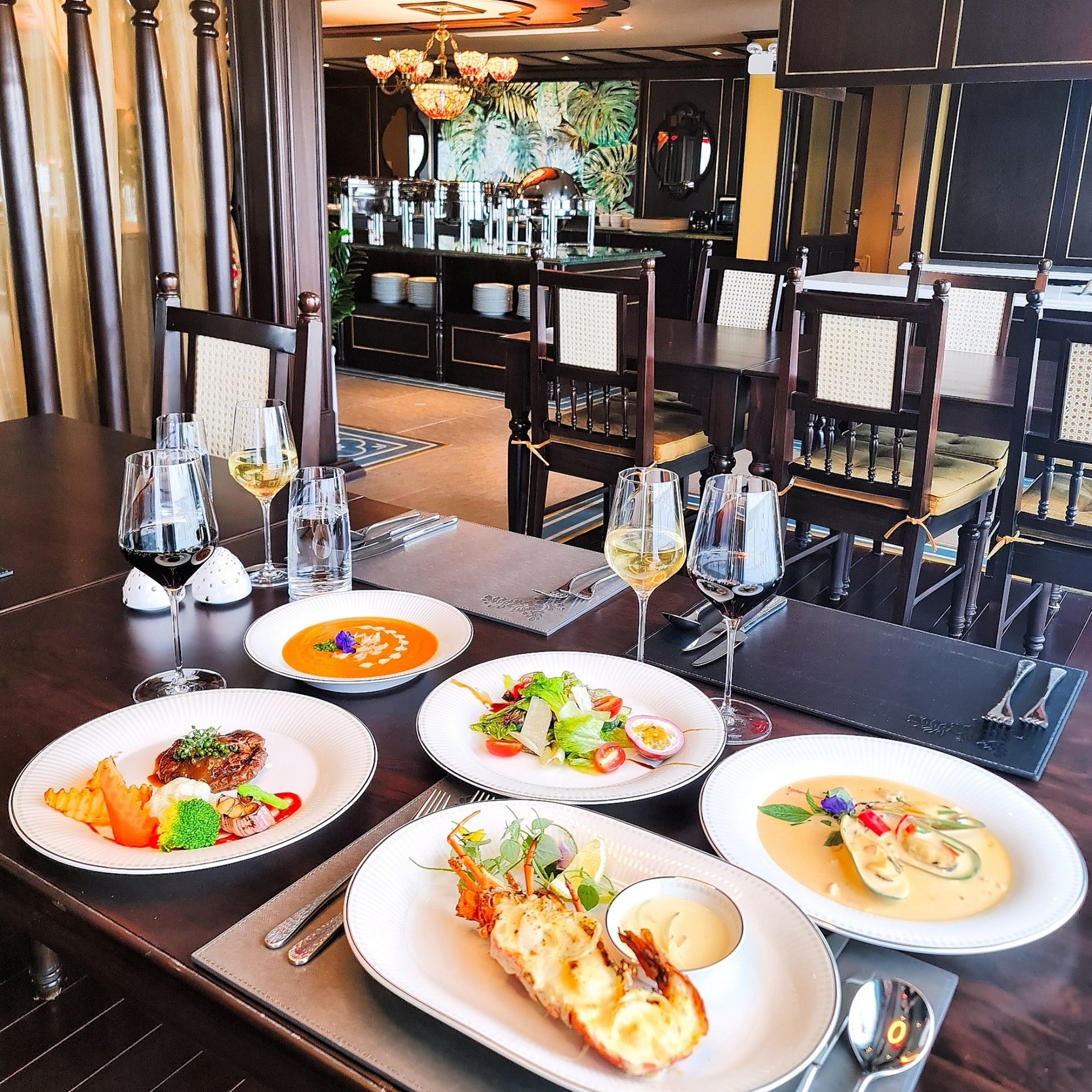 Tôm hùm cao cấp được phục vụ trong bữa ăn trên Du thuyền 5* Indochine Hạ Long