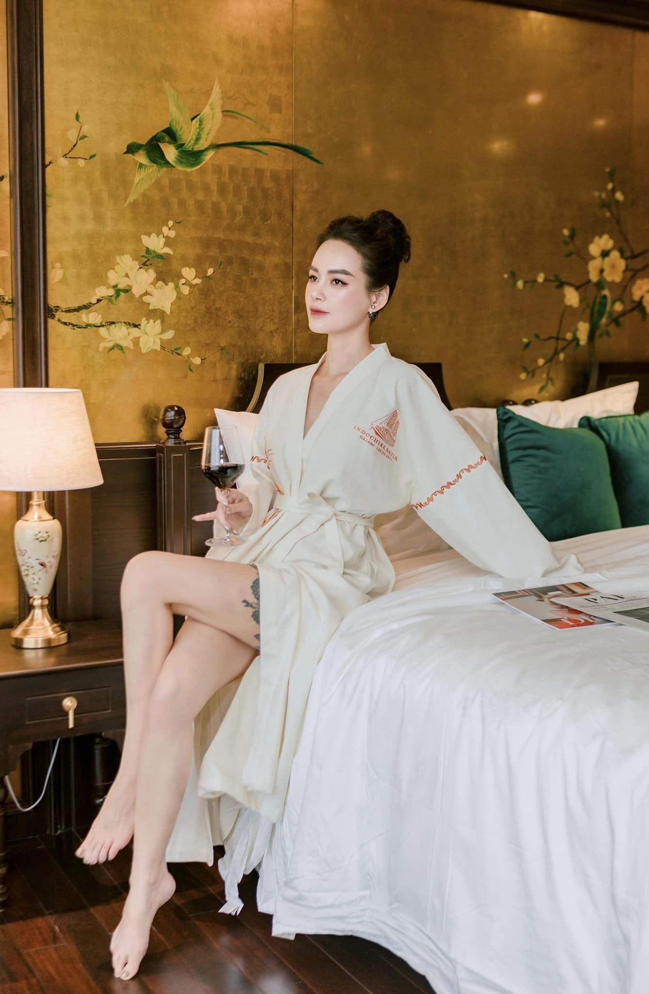 Du khách check in tạo dáng tại phòng Suite Du thuyền 5* Indochine Premium Hạ Long