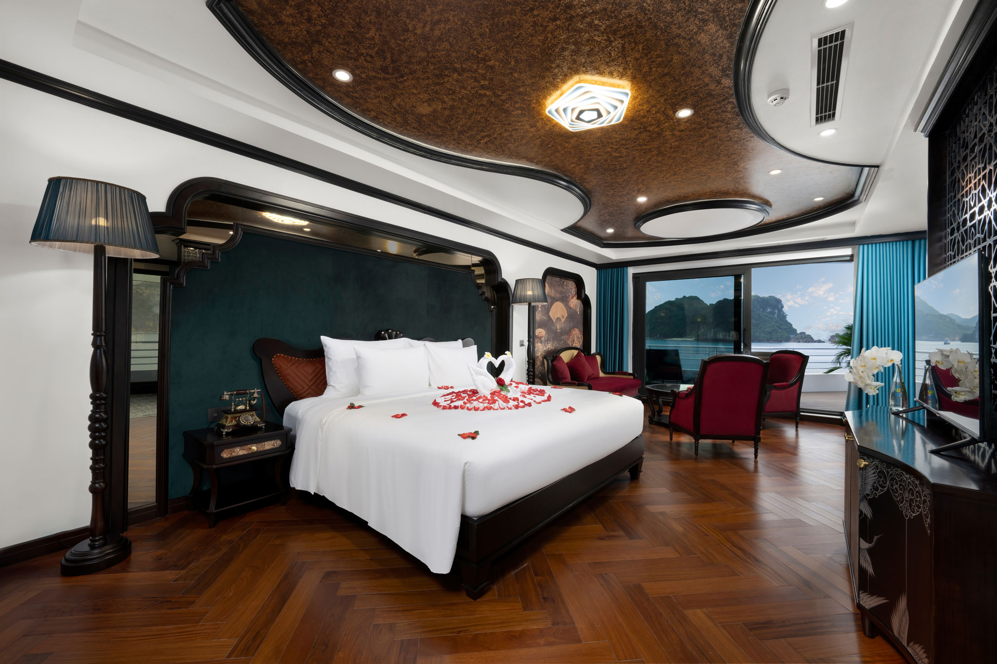 Du thuyền Catherine cruise Hạ Long đẳng cấp 6 sao 19 4 phòng VIP Royal Suite tại đuôi tàu tầng 2 và 4 du thuyền Catherine cruise Hạ Long rộng 85m2