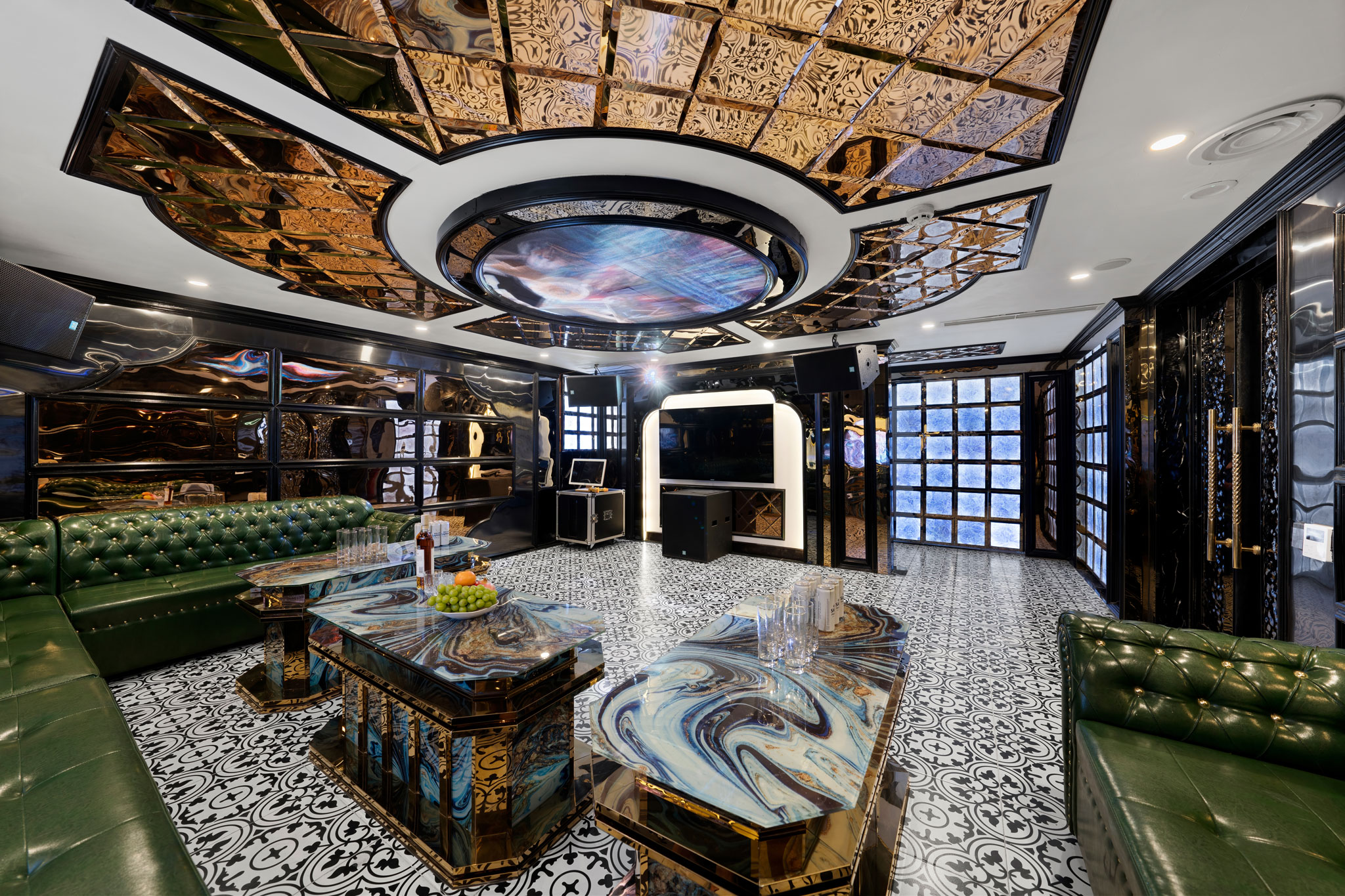 Du thuyền Catherine cruise Hạ Long sở hữu 2 phòng karaoke với hệ thống âm thanh hiện đại