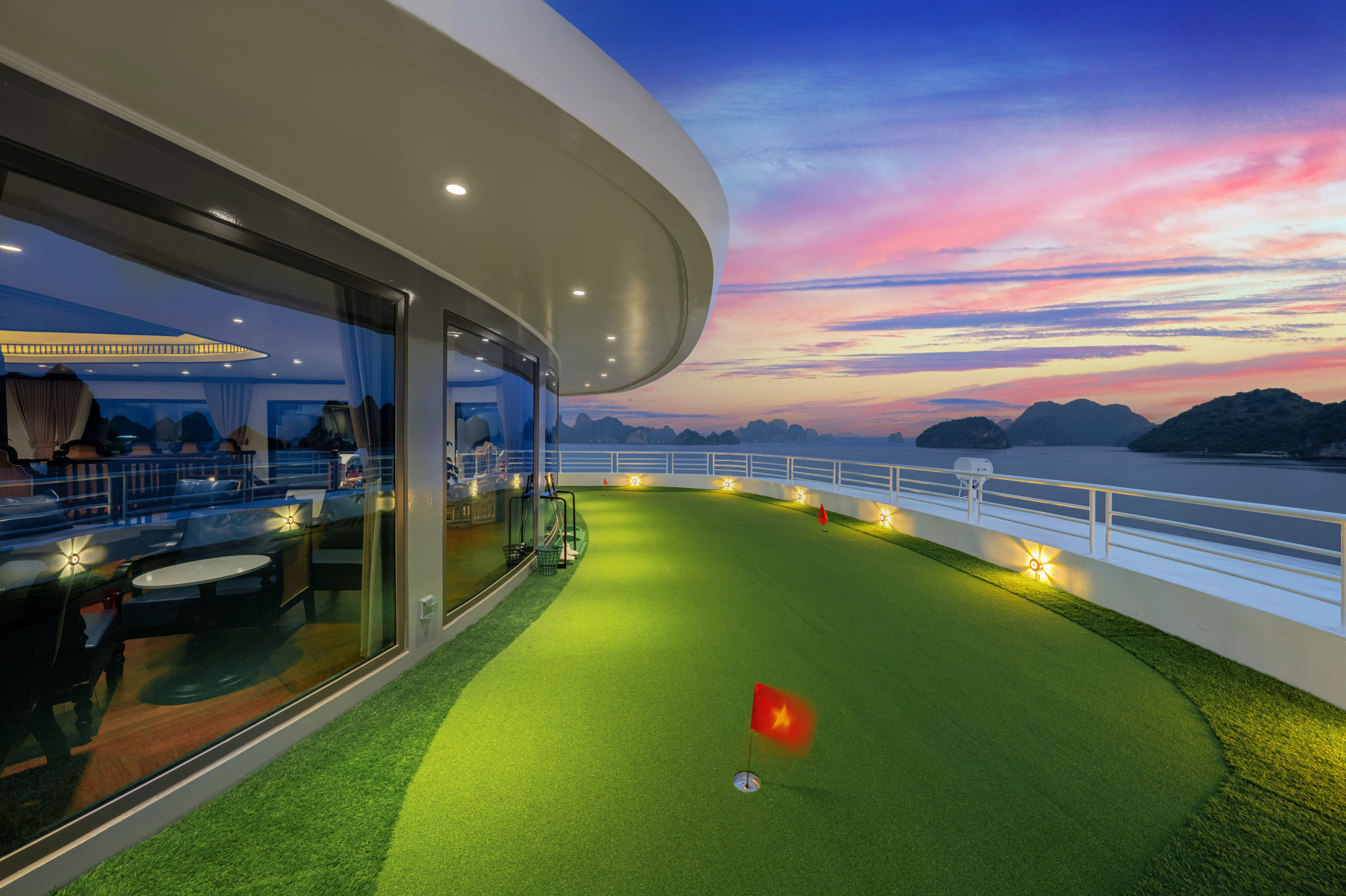 Sân mini golf trên du thuyền 6* Catherine cruise Hạ Long