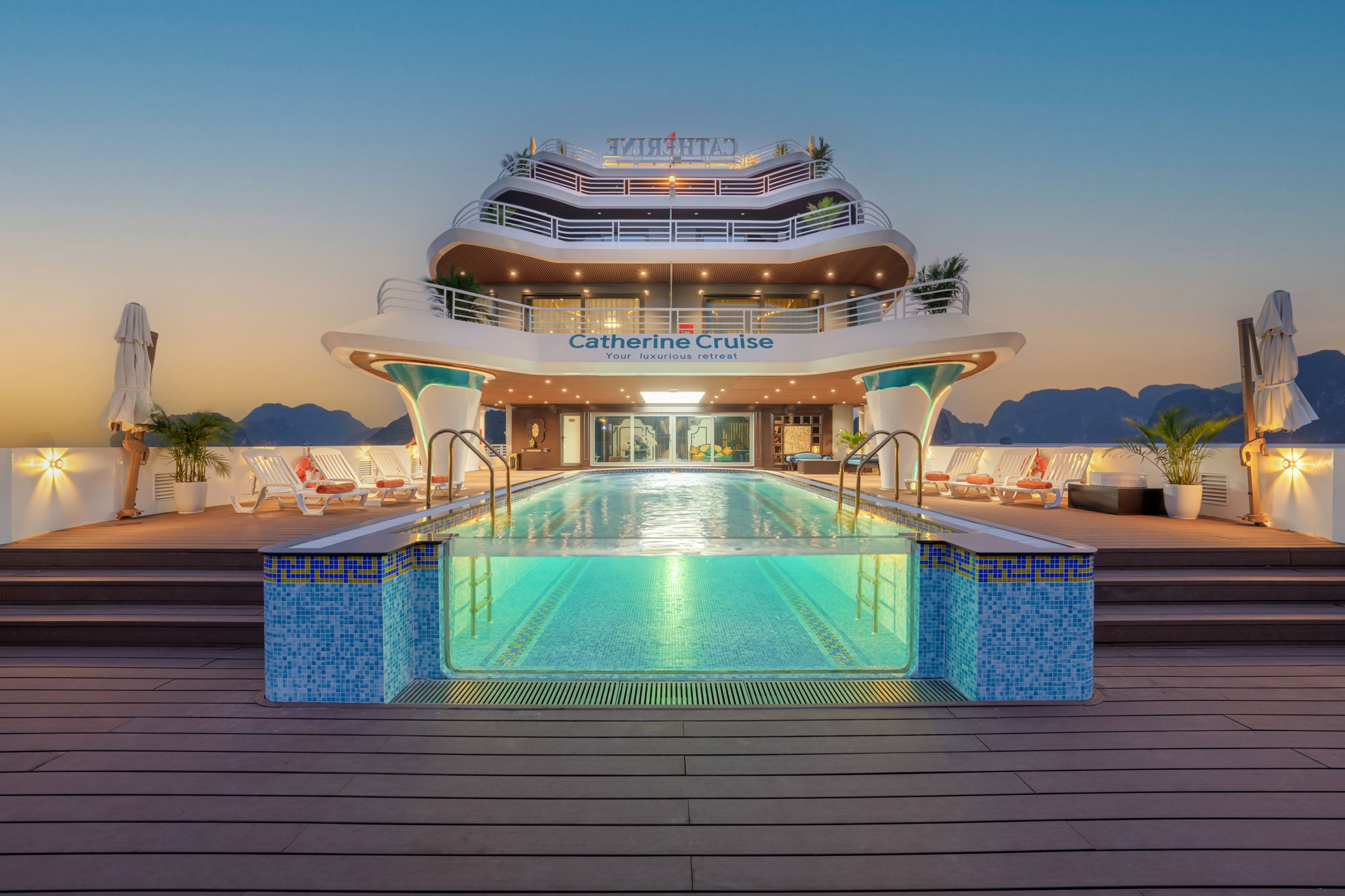 Bể bơi vô cực 4 mùa trên du thuyền Catherine cruise Hạ Long 6* có kích thước rất lớn