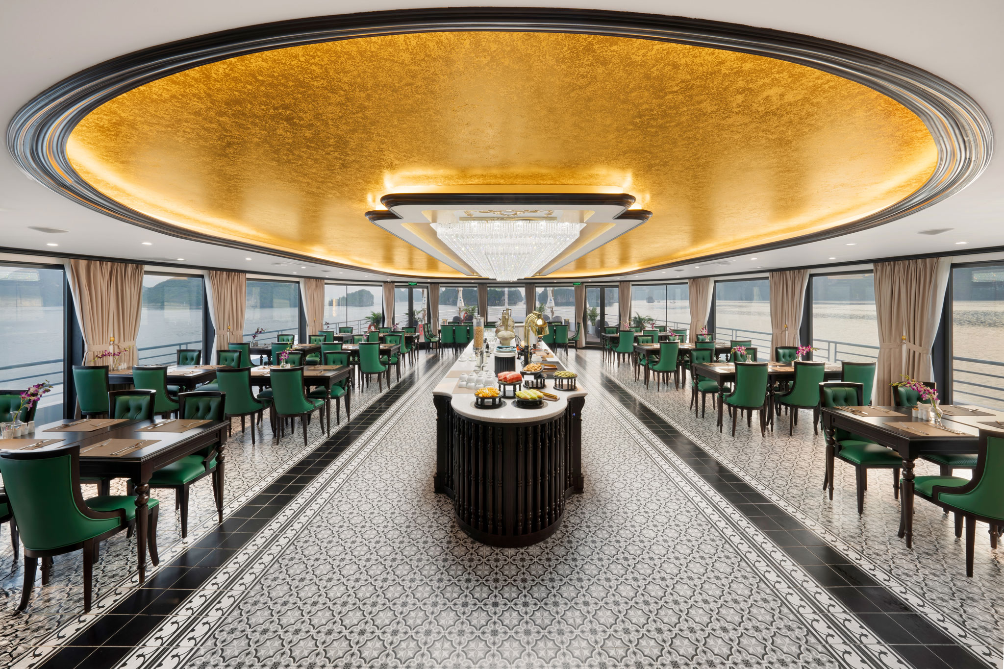 Nhà hàng Hamornia tầng 2 du thuyền Catherine cruise Hạ Long chuyên chỉ phục vụ buffet