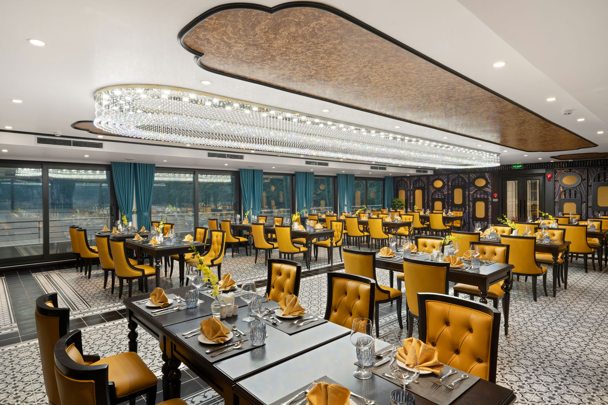 Nhà hàng Ambrosia tầng 4 du thuyền 6* Catherine cruise Hạ Long chuyên phục vụ set menu fine dining