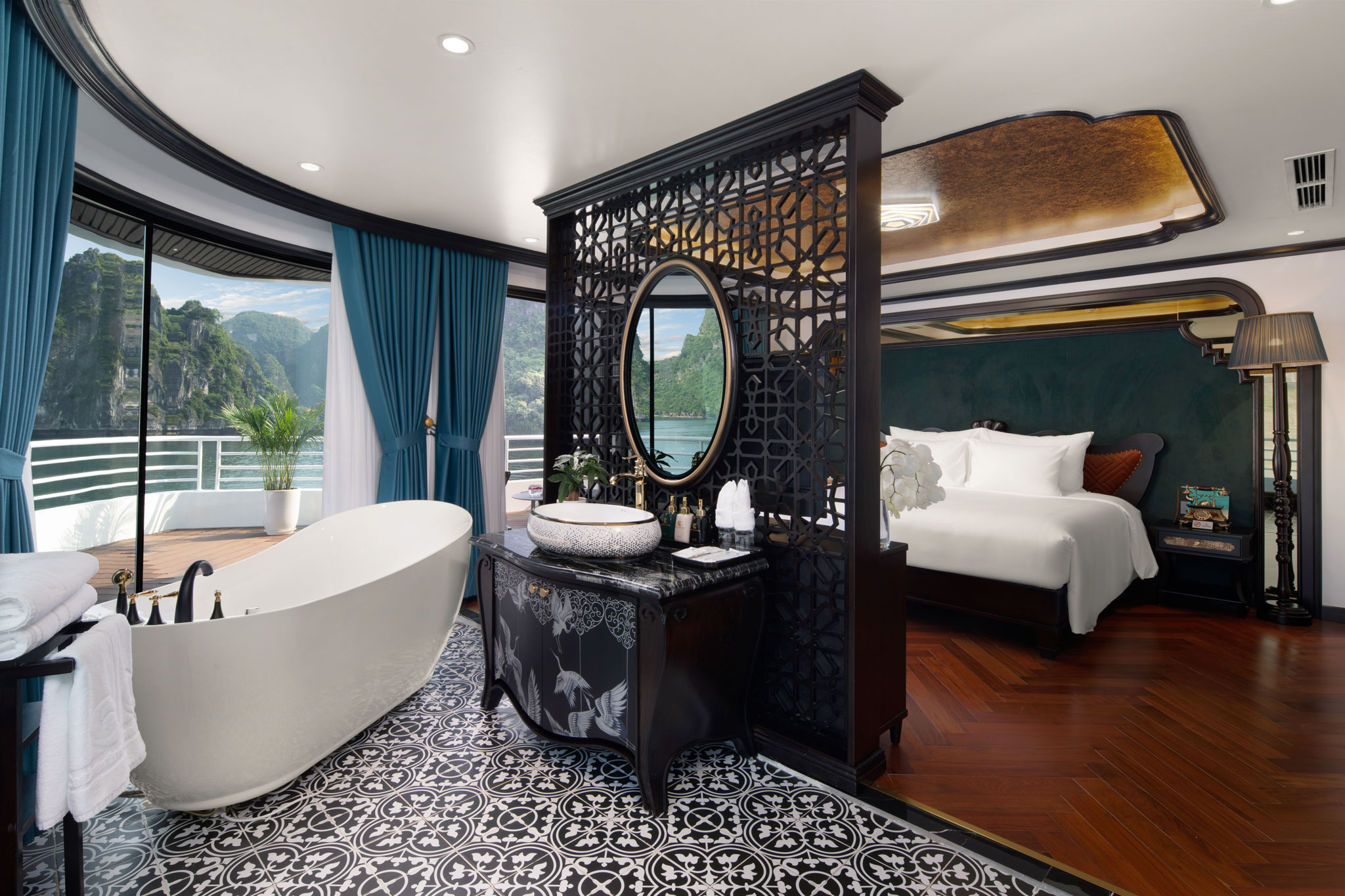 Du thuyền Catherine cruise Hạ Long đẳng cấp 6 sao 18 Duy nhất 2 phòng Royal Suite tại tầng 3 du thuyền Catherine cruise Hạ Long rộng 56m2