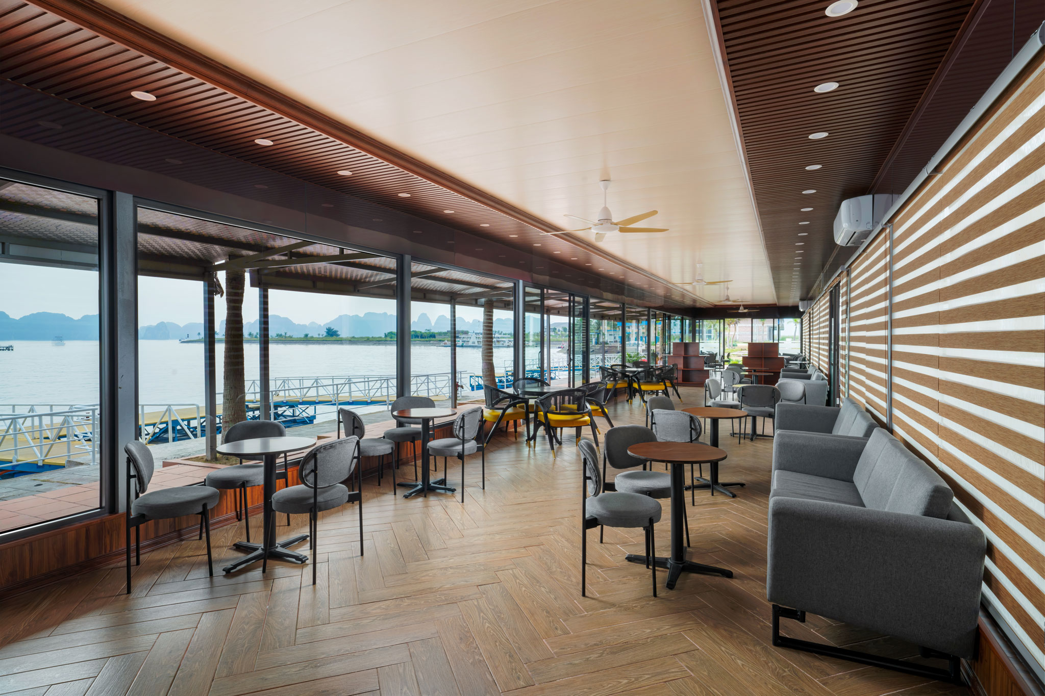 Nhà chờ du thuyền Catherine cruise Hạ Long tại lô 42 cảng tàu ngủ đêm Tuần Châu