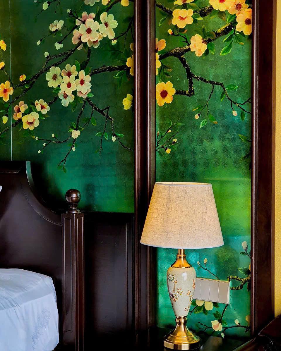 Tất cả các bức tranh sơn mài trên Du thuyền 5* Indochine Premium Hạ Long được vẽ thủ công và chỉ có 1 phiên bản duy nhất