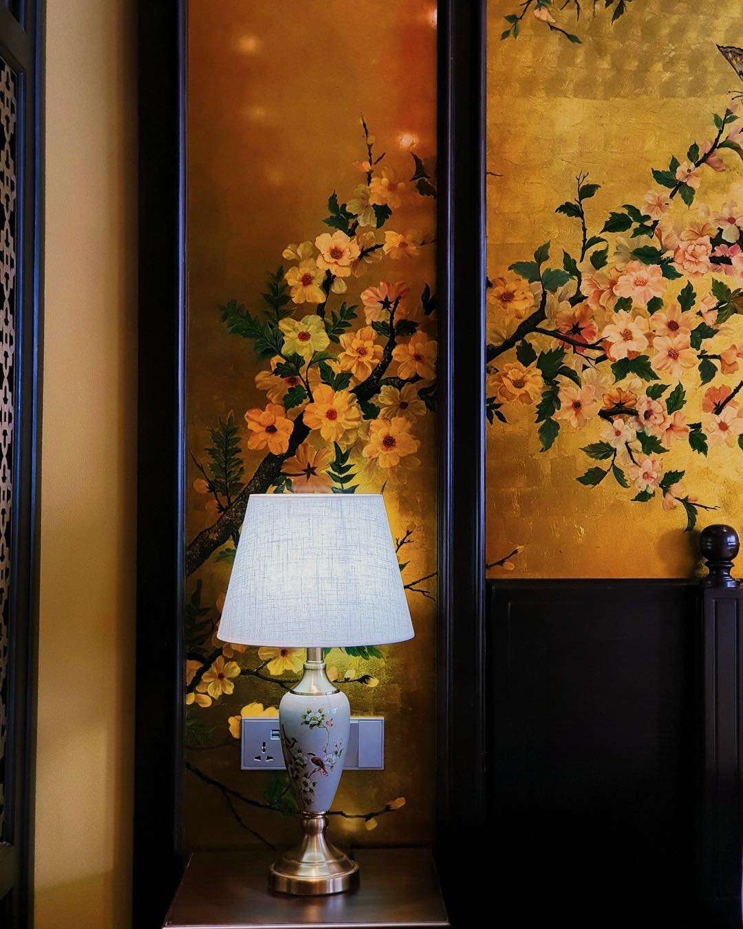 Tranh sơn mài được vẽ thủ công tại phòng Suite Du thuyền 5* Indochine Premium Hạ Long