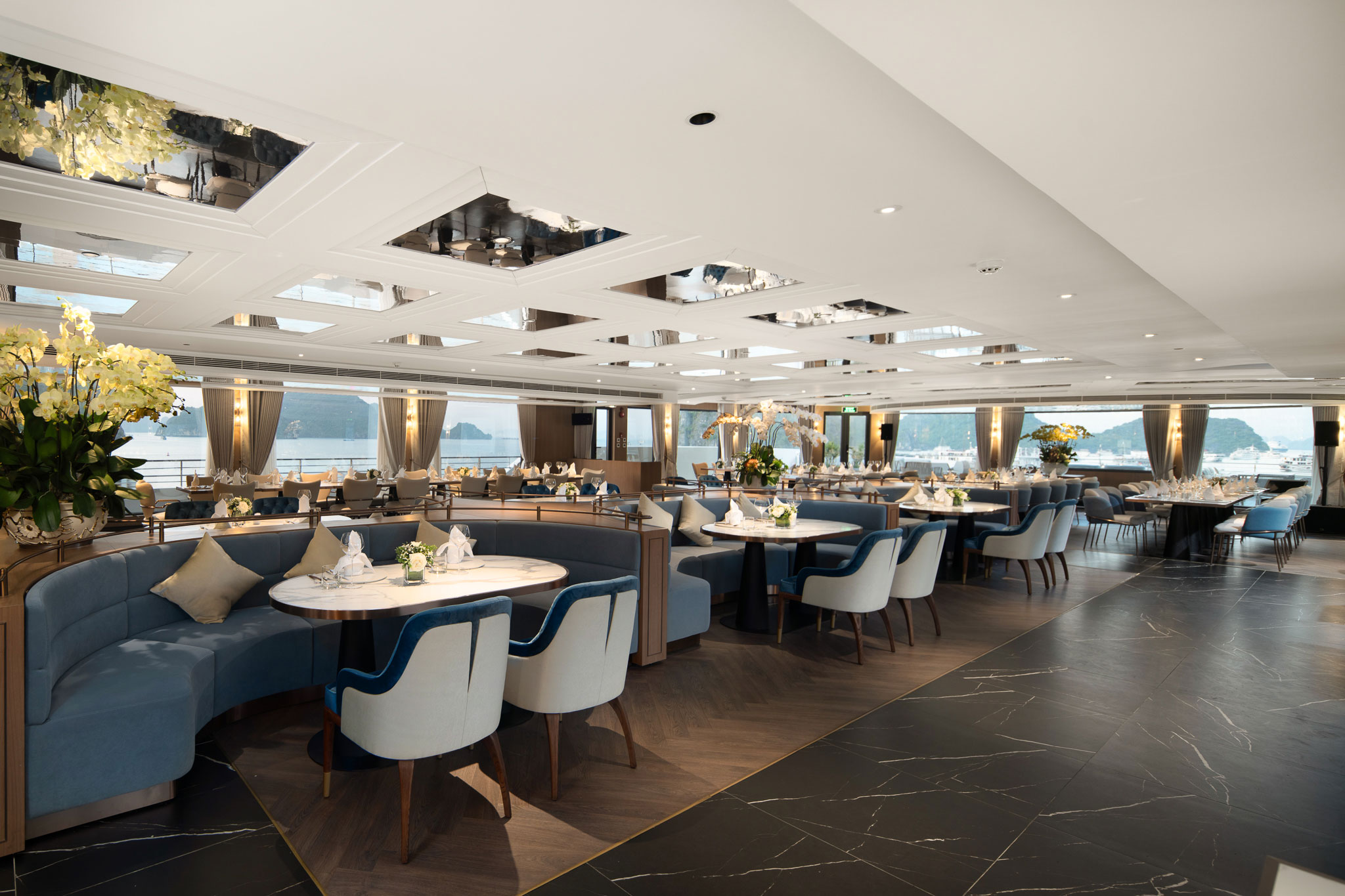 Nhà hàng Du thuyền 6*Grand Pioneers (tên cũ Essence Grand) cruise vịnh Hạ Long có thiết kế sang trọng và đẳng cấp