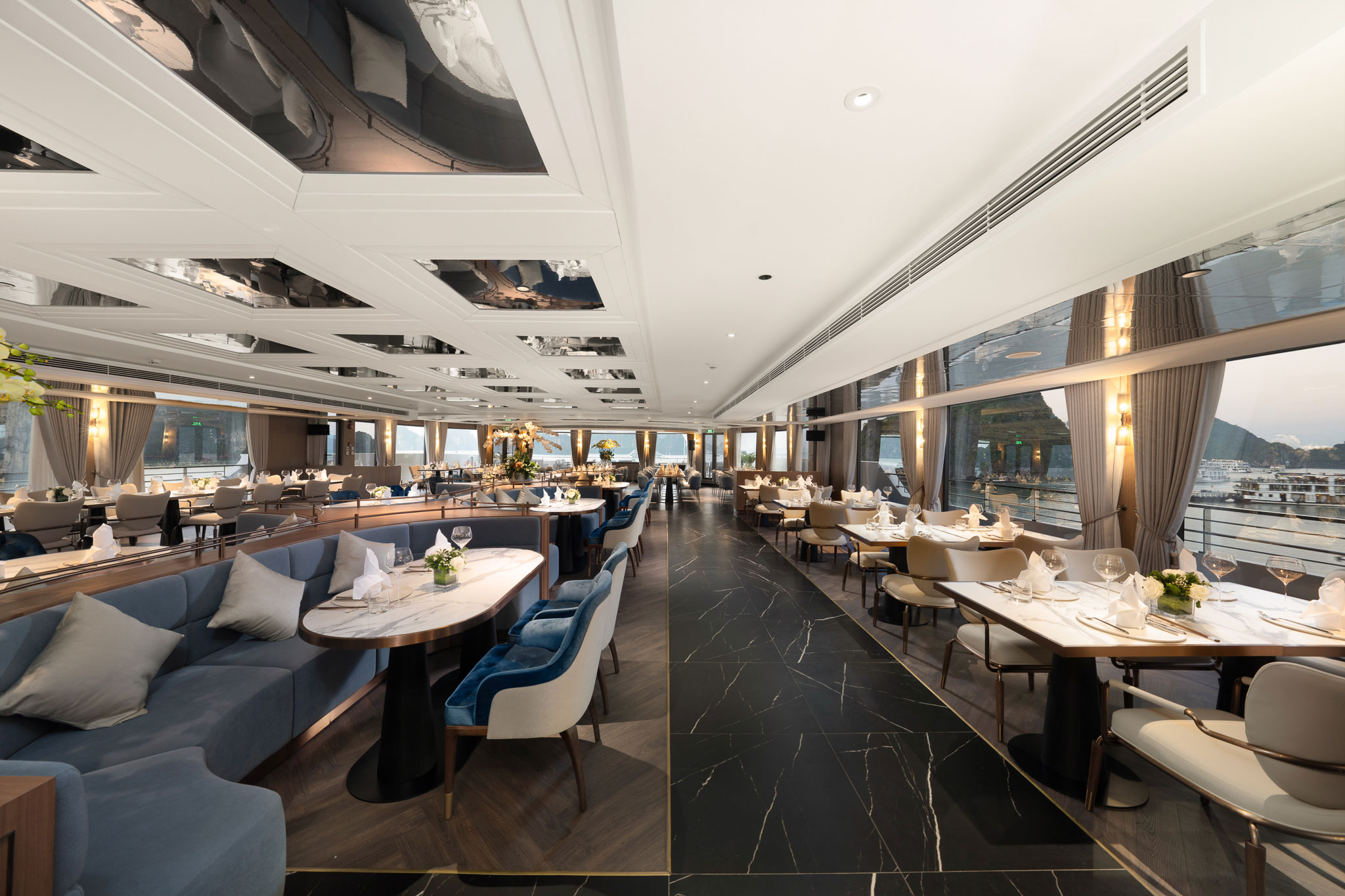 Không gian nhà hàng sang trọng và đẳng cấp trên Du thuyền 6* Grand Pioneers (tên cũ Essence Grand) cruise vịnh Hạ Long