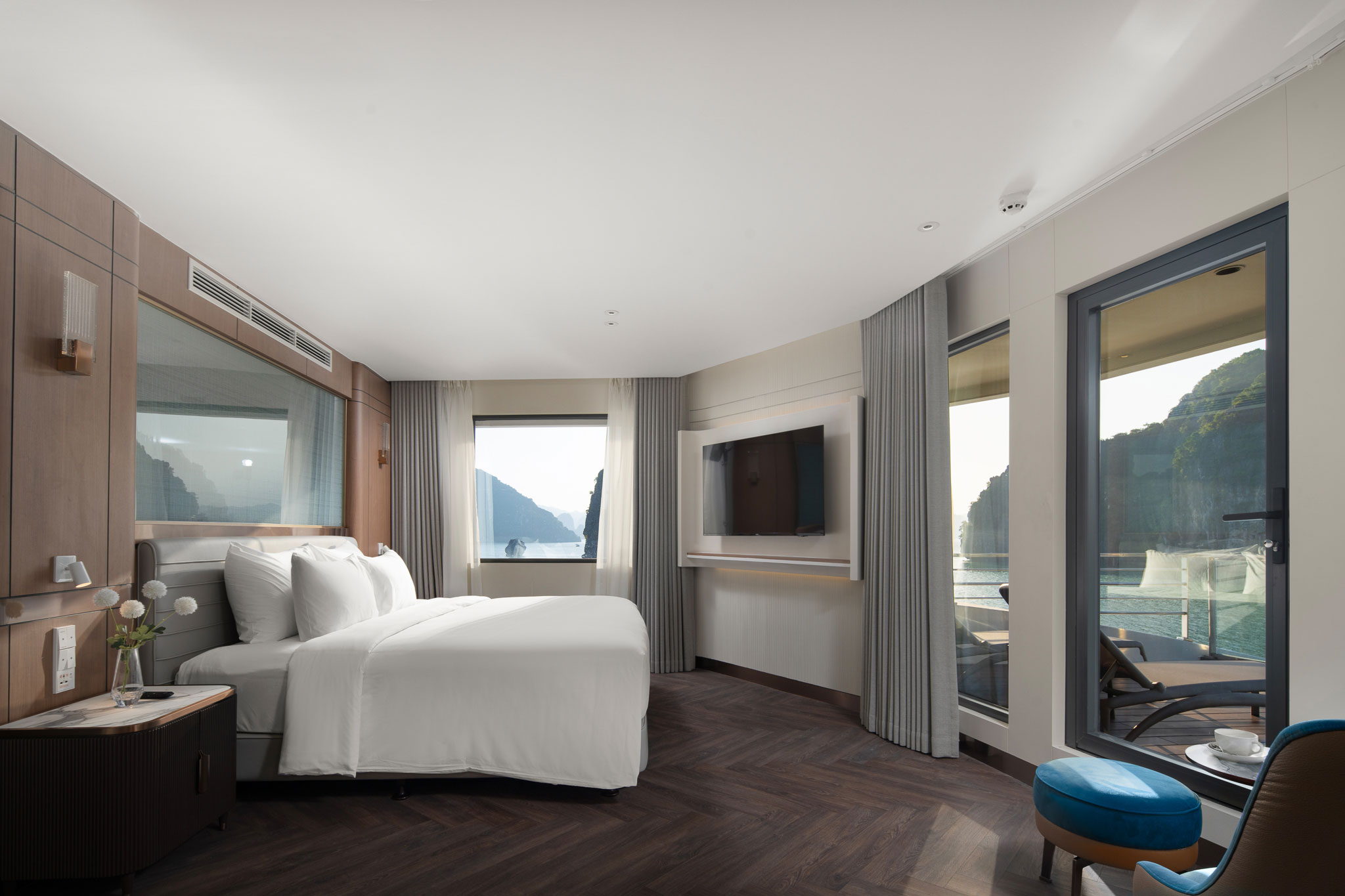 Du thuyền Grand Pioneers cruise Hạ Long chuẩn 6* 25 2 phòng Essence Suite Du thuyền Essence Grand cruise vịnh Hạ Long có thiết kế đặc biệt 2 phòng ngủ đôi được kết nối với nhau qua khu vực bàn ăn lớn