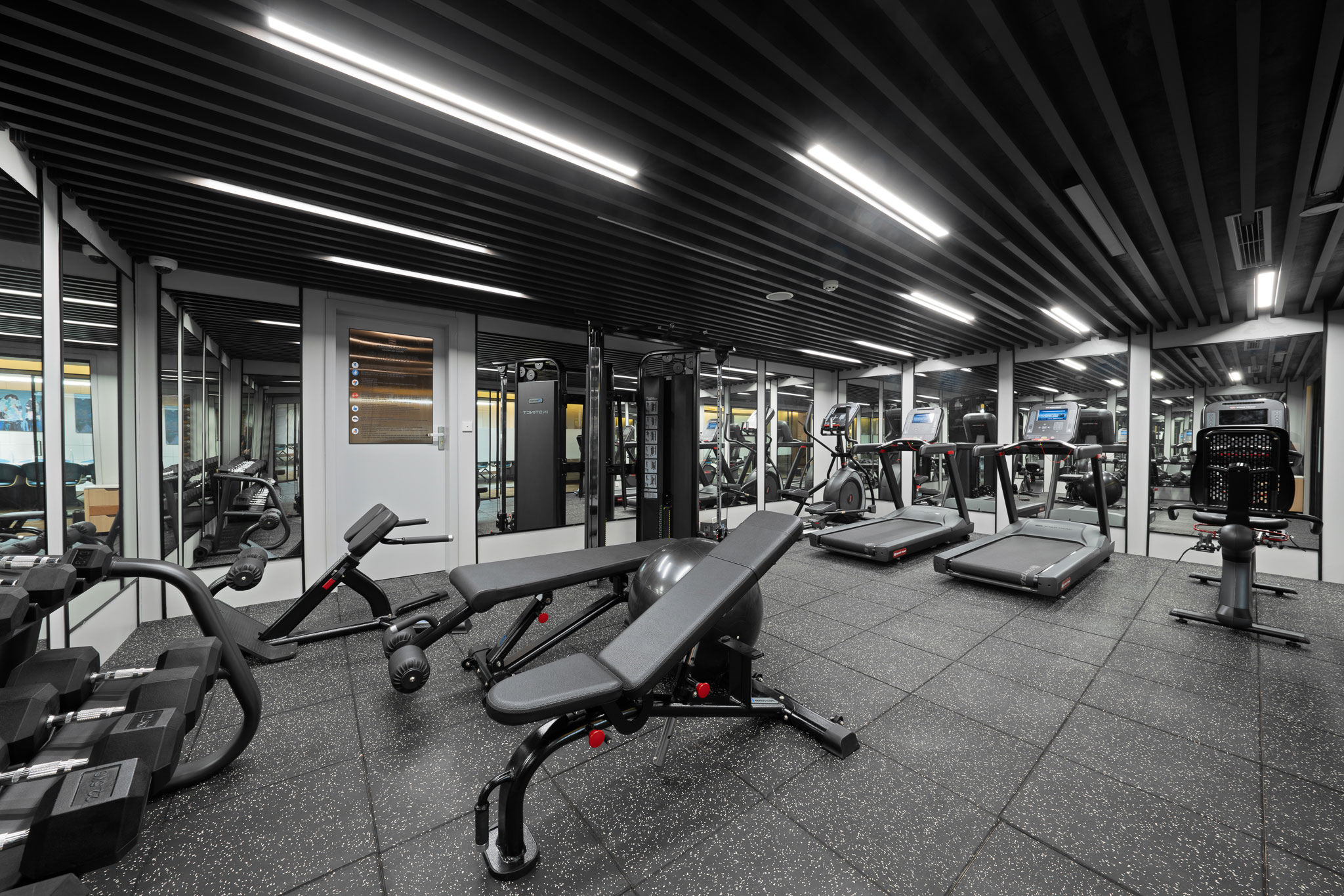 Phòng gym được trang bị đầy đủ thiết bị hiện đại trên Du thuyền Grand Pioneers (tên cũ Essence Grand) cruise vịnh Hạ Long