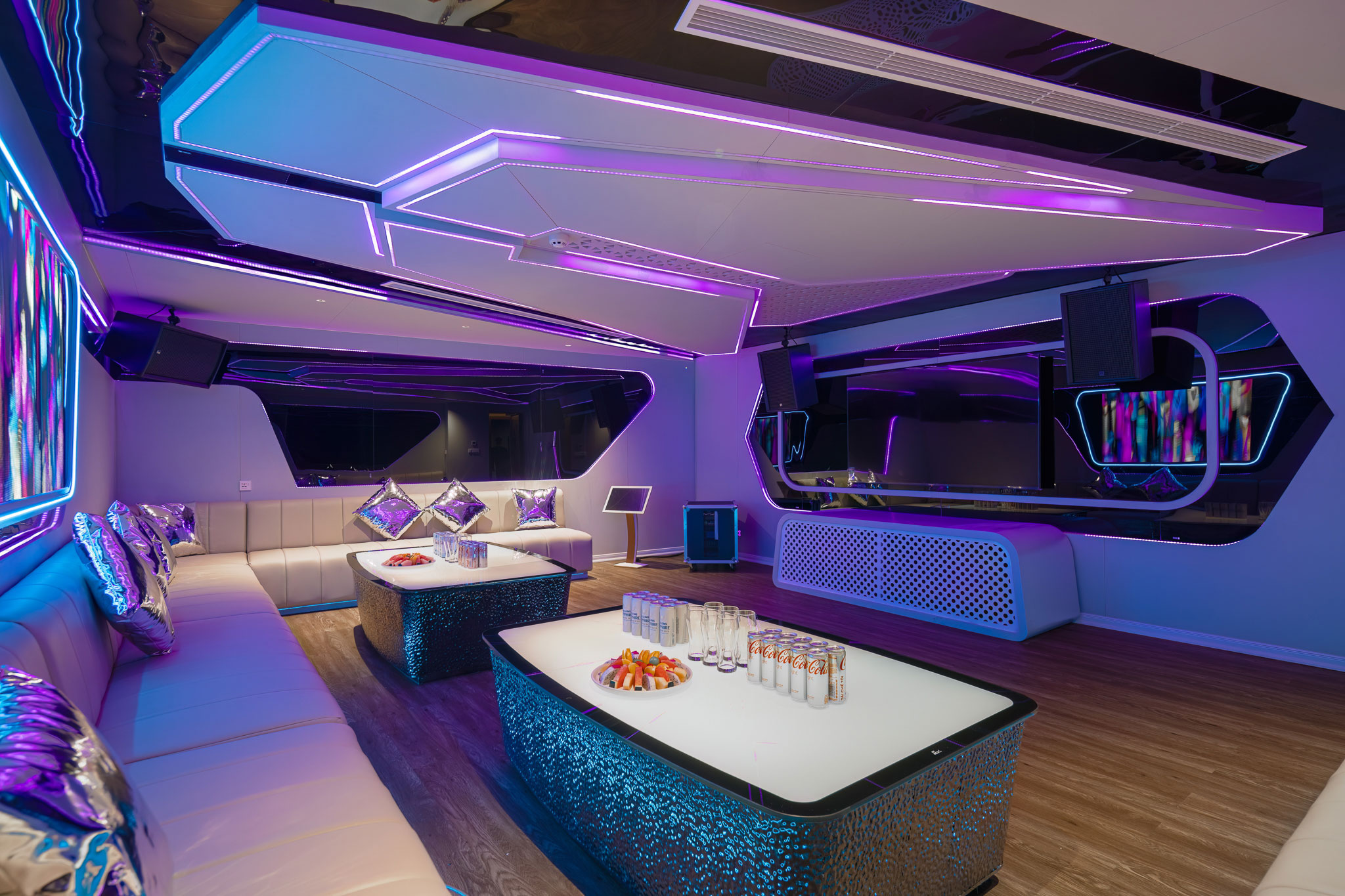 Du thuyềnGrand Pioneers (tên cũ Essence Grand) cruise vịnh Hạ Long có 2 phòng karaoke thích hợp cho các đoàn du khách giải trí vào buổi tối