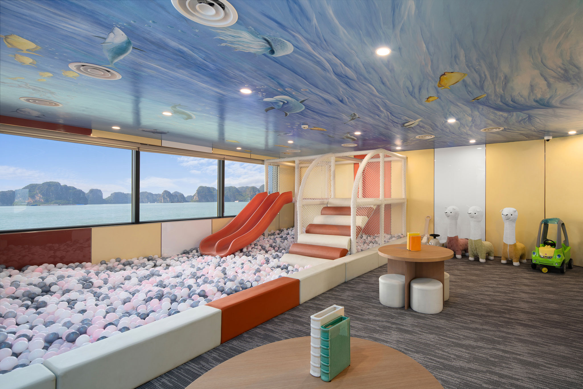 Khu vui chơi dành cho trẻ em trên Du thuyền 6* Grand Pioneers (tên cũ Essence Grand) cruise vịnh Hạ Long rộng rãi đẳng cấp không thua kém bất cứ khu vui chơi tại các khách sạn, resort trên bờ nào