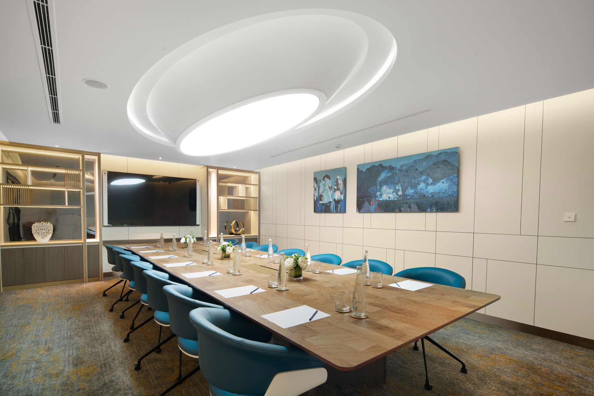 Phòng hội thảo meeting room Du thuyền Grand Pioneers (tên cũ Essence Grand) cruise vịnh Hạ Long phù hợp cho các buổi họp nhỏ của các lãnh đạo, khách hàng VIP