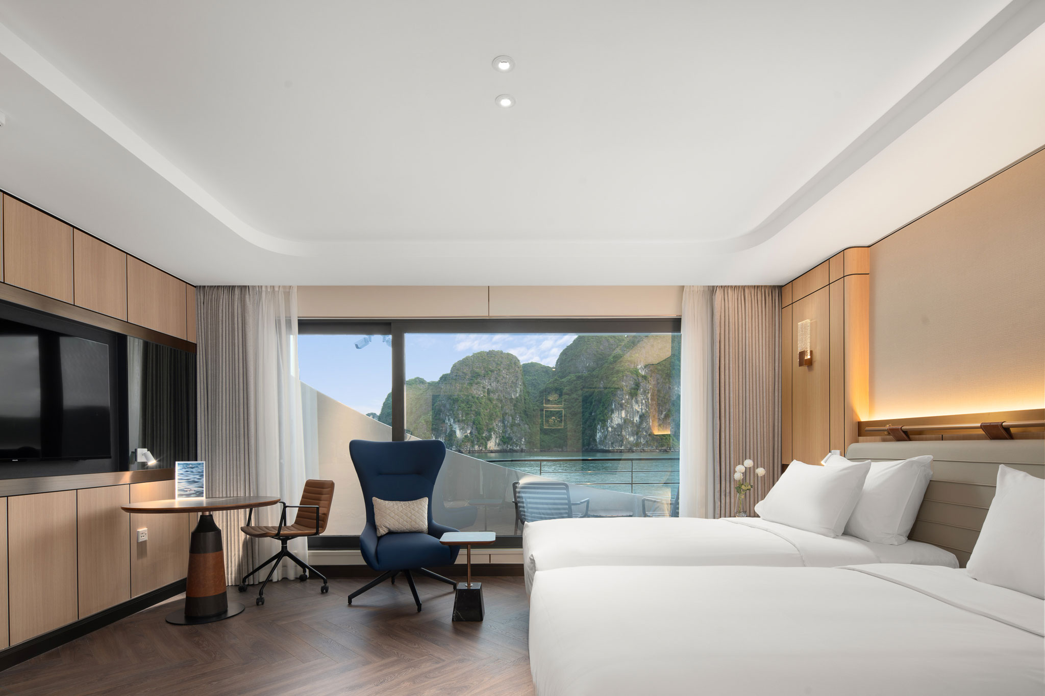 Du thuyền Grand Pioneers cruise Hạ Long chuẩn 6* 22 Hạng phòng Ocean Balcony Suite Du thuyền 6* Essence Grand cruise vịnh Hạ Long có ban công riêng nhưng view bị khuất 1 chút