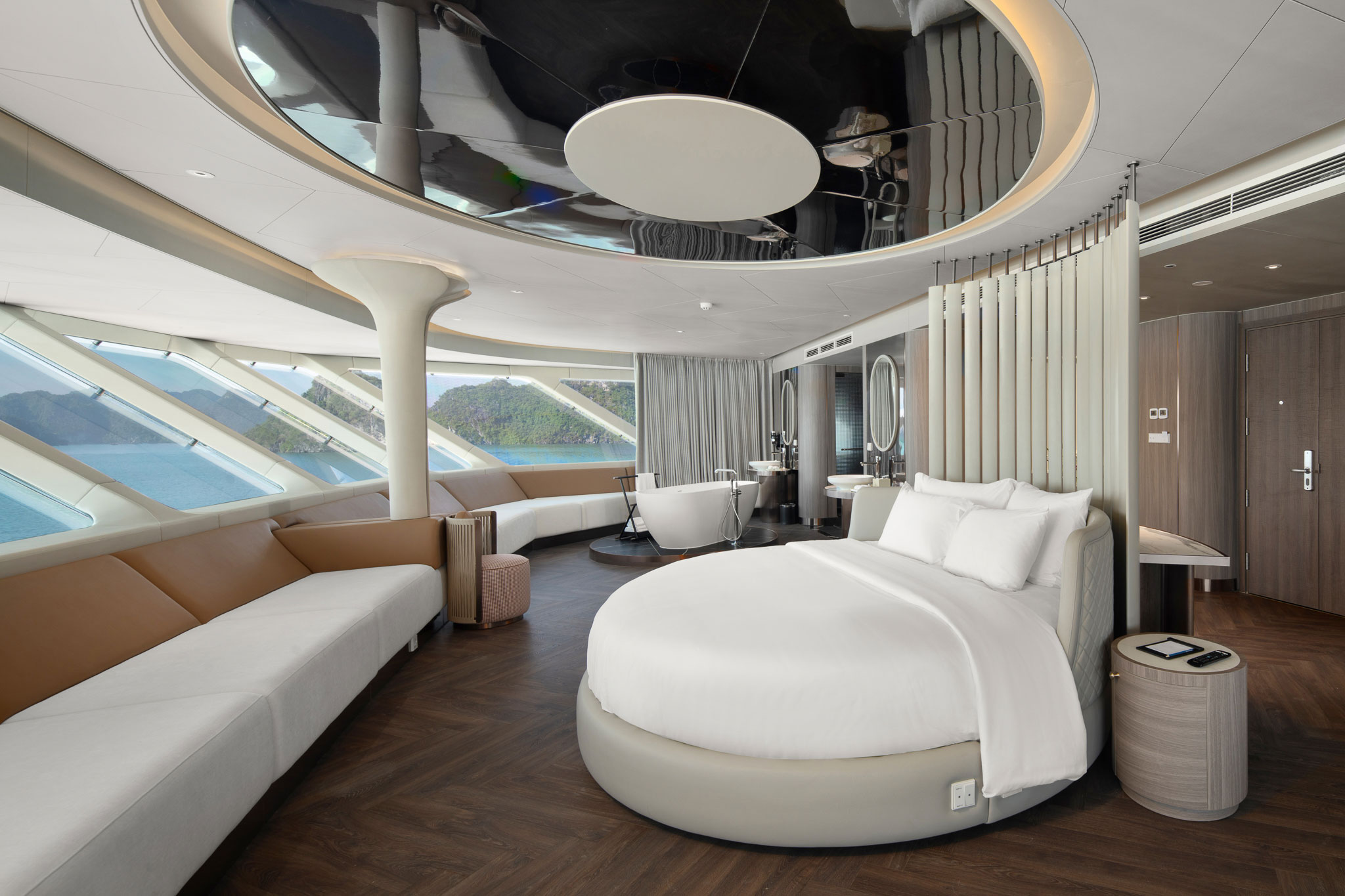 Du thuyền Grand Pioneers cruise Hạ Long chuẩn 6* 26 Hạng phòng VIP Oceania Suite diện tích 100m2 view bể bơi là phòng duy nhất trên du thuyền Essence Grand cruise có bồn tắm