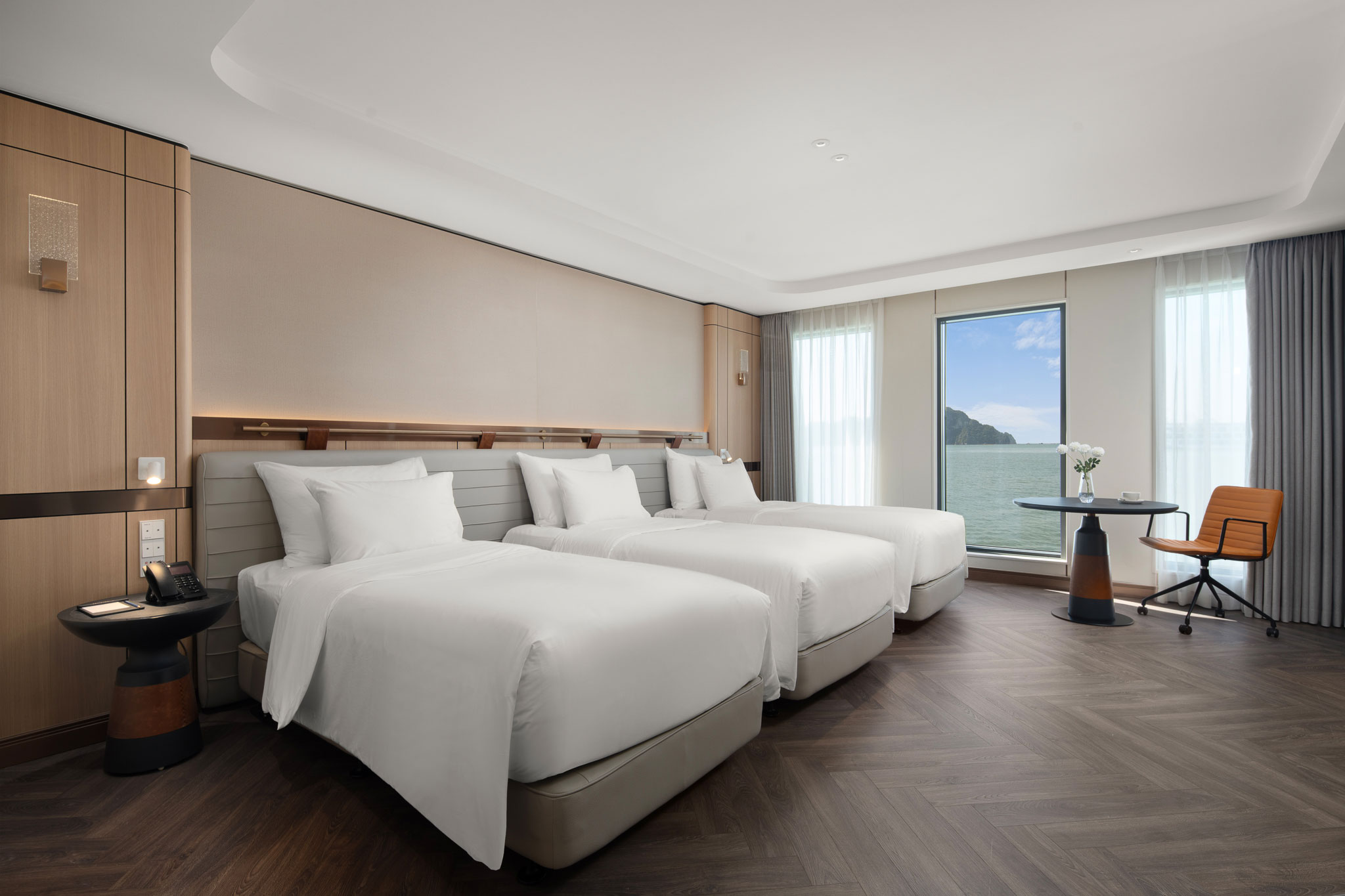 Du thuyền Grand Pioneers cruise Hạ Long chuẩn 6* 21 Hạng phòng Triple Ocean Suite Du thuyền 6* Essence Grand cruise vịnh Hạ Long dành cho 3 người lớn không có ban công riêng