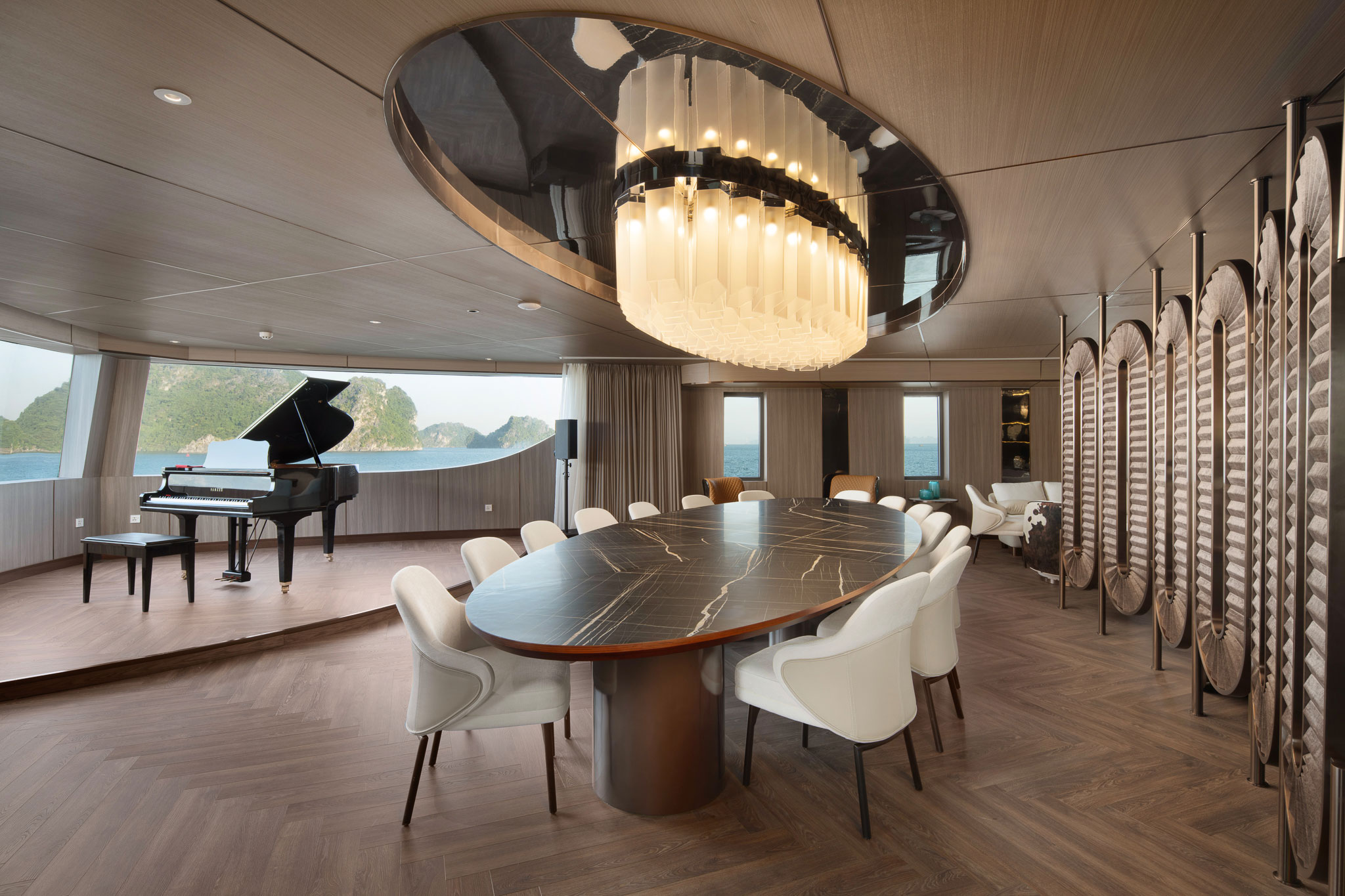 Phòng ăn VIP trên Du thuyền 6* Grand Pioneers (tên cũ Essence Grand) cruise vịnh Hạ Long được setup rất sang trọng và đẳng cấp