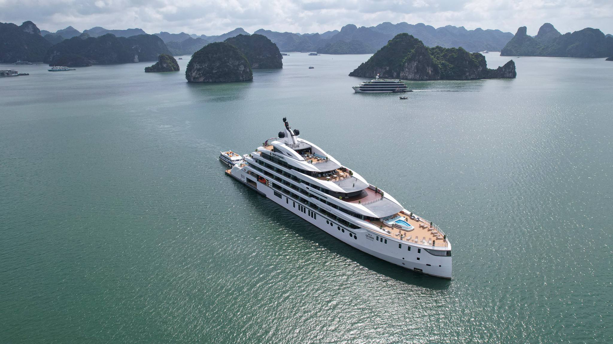 Du thuyền Grand Pioneers (tên cũ Essence Grand cruise) tiêu chuẩn 6* của tập đoàn Việt Thuận Group chính thức khai trương tháng 12/2023