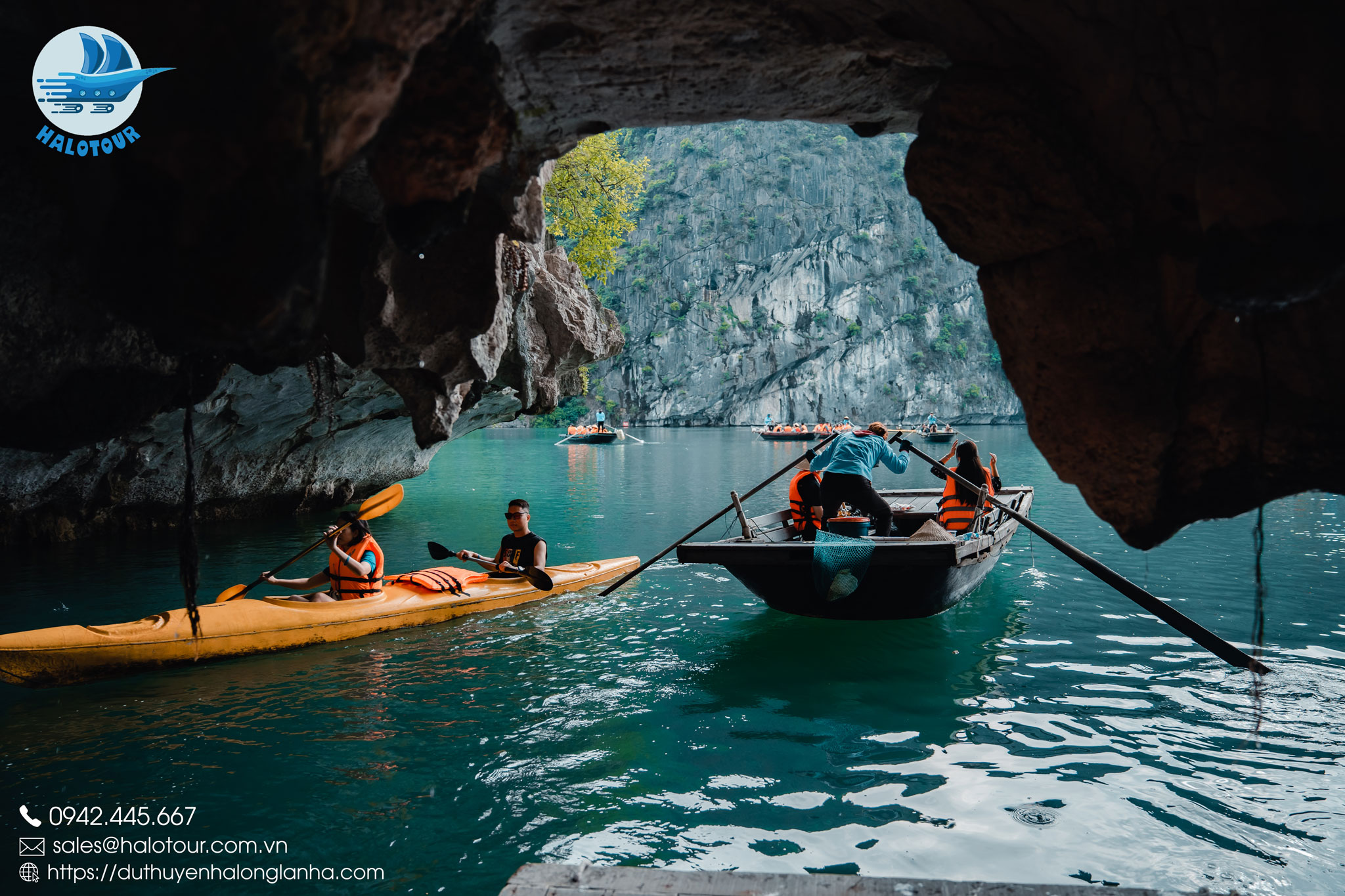 Du khách có thể khám phá hang Sáng Tối trên vịnh Lan Hạ bằng thuyền kayak hoặc thuyền nan