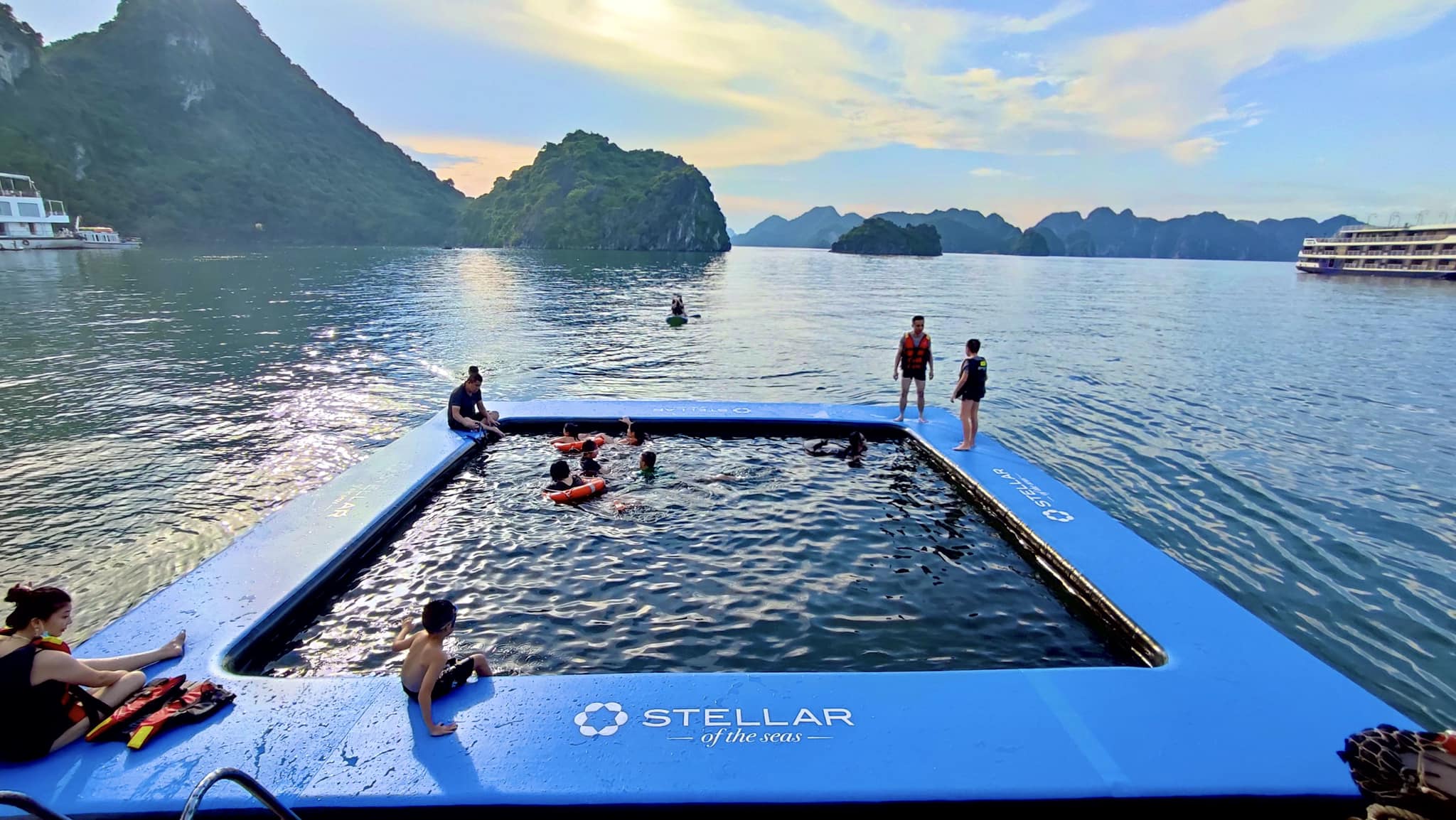 Bể bơi Jellyfish Pool trên vịnh Lan Hạ của du thuyền 5* Stellar of the Seas