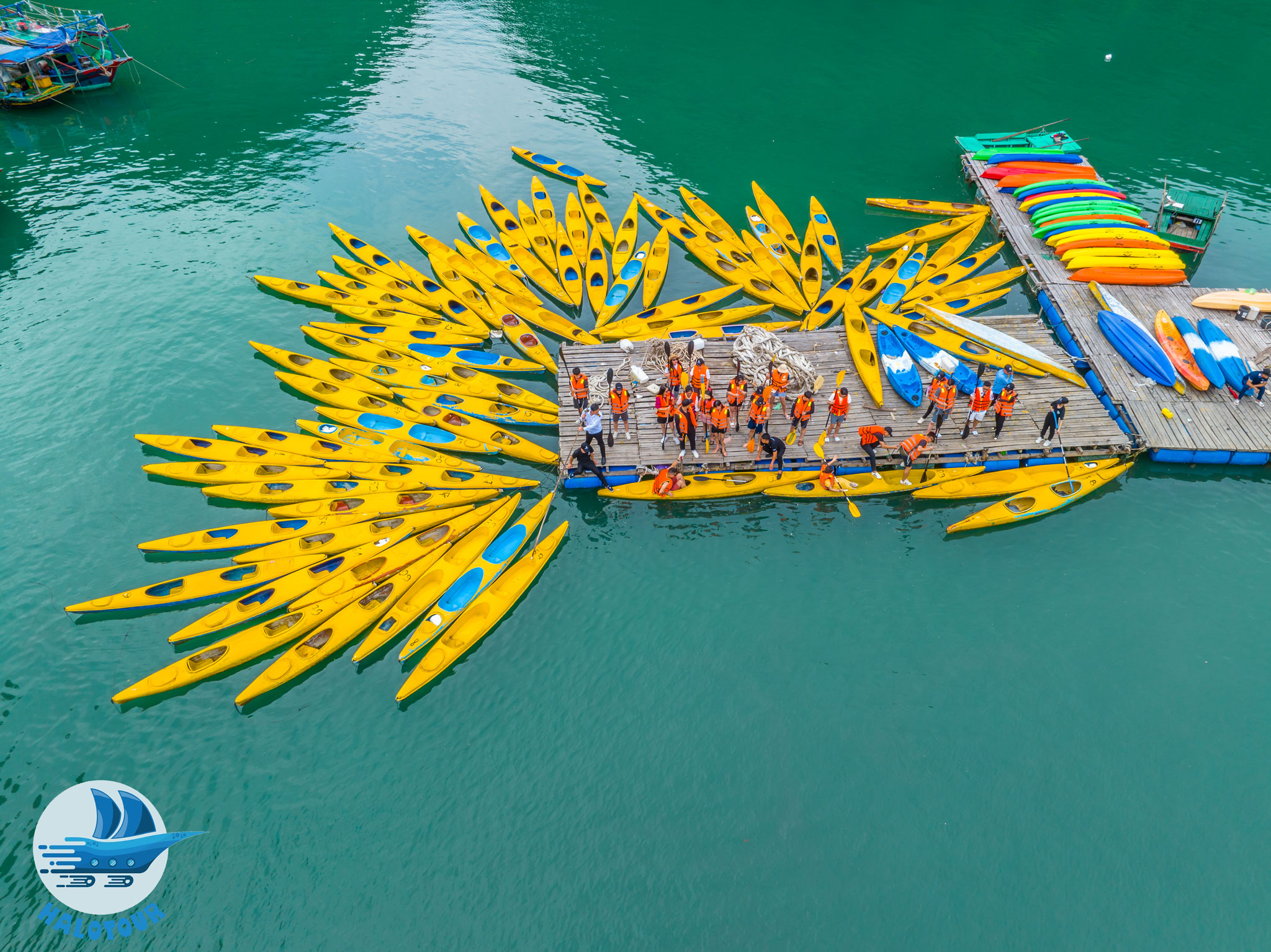 Khu vực Hang Sáng Tối là địa điểm rất thích hợp để chèo kayak với những góc check in tuyệt đẹp