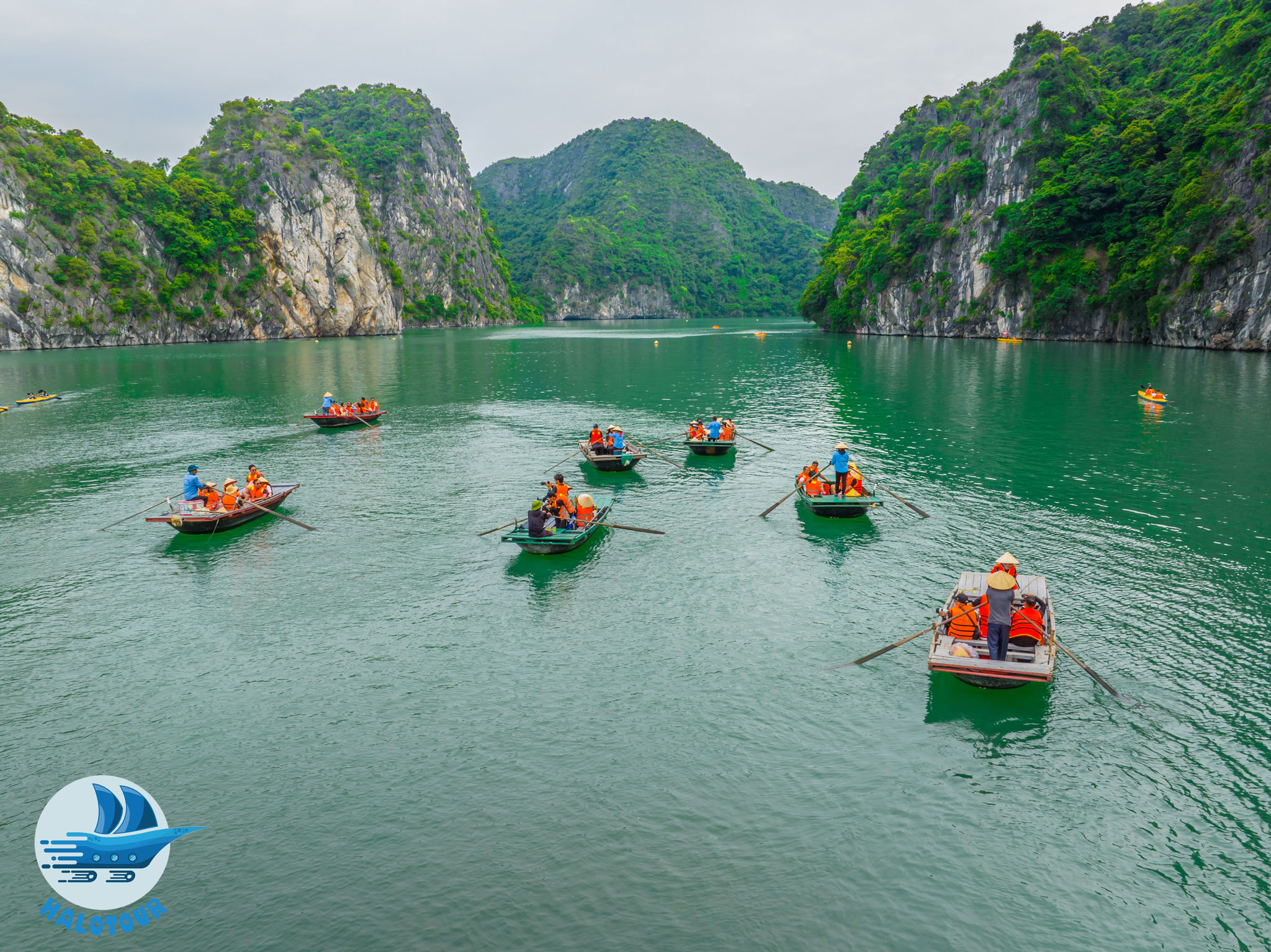 Du khách chèo kayak hoặc đi thuyền nan cùng dân địa phương tại khu vực hang Sáng Tối