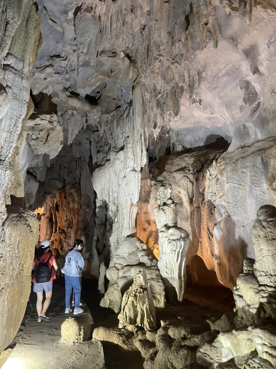 Du khách di chuyển khám phá động Trung Trang sâu 300m xuyên lòng núi trong rừng quốc gia Cát Bà