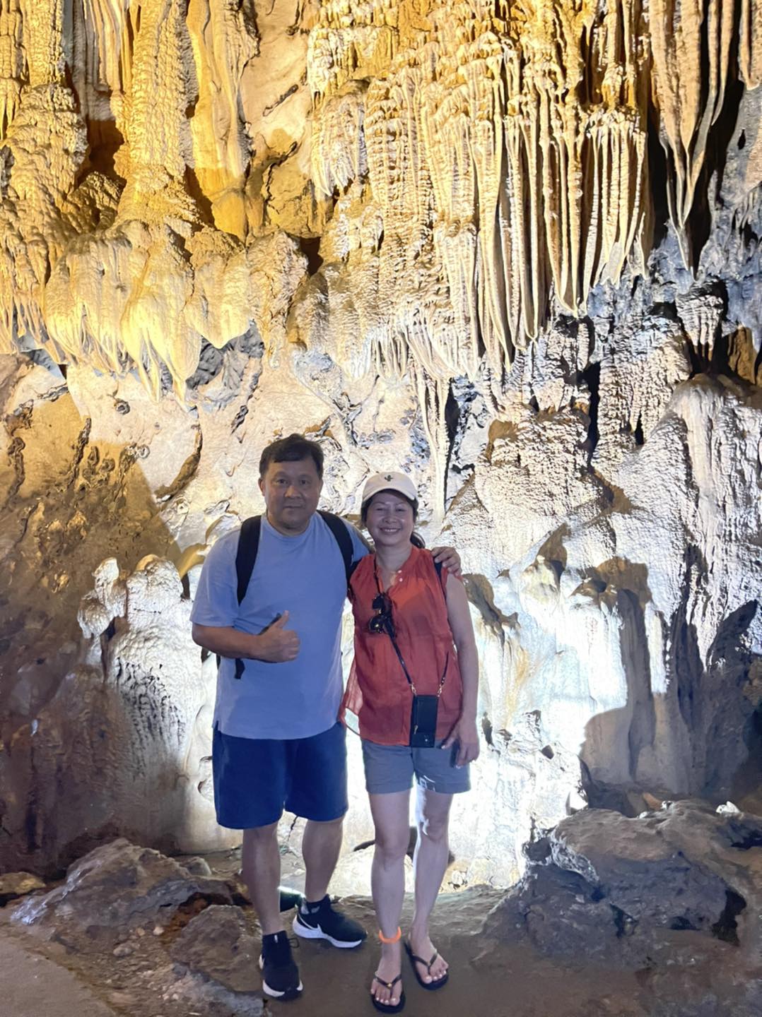 Du khách thích thú tạo dáng check in sổng ảo cùng các nhũ đá triệu năm tuổi trong động Trung Trang trên đảo Cát Bà